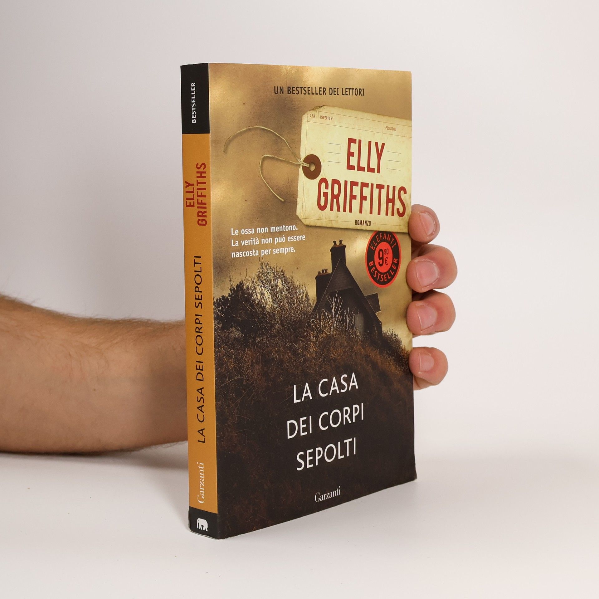 Elly Griffiths La casa dei corpi sepolti