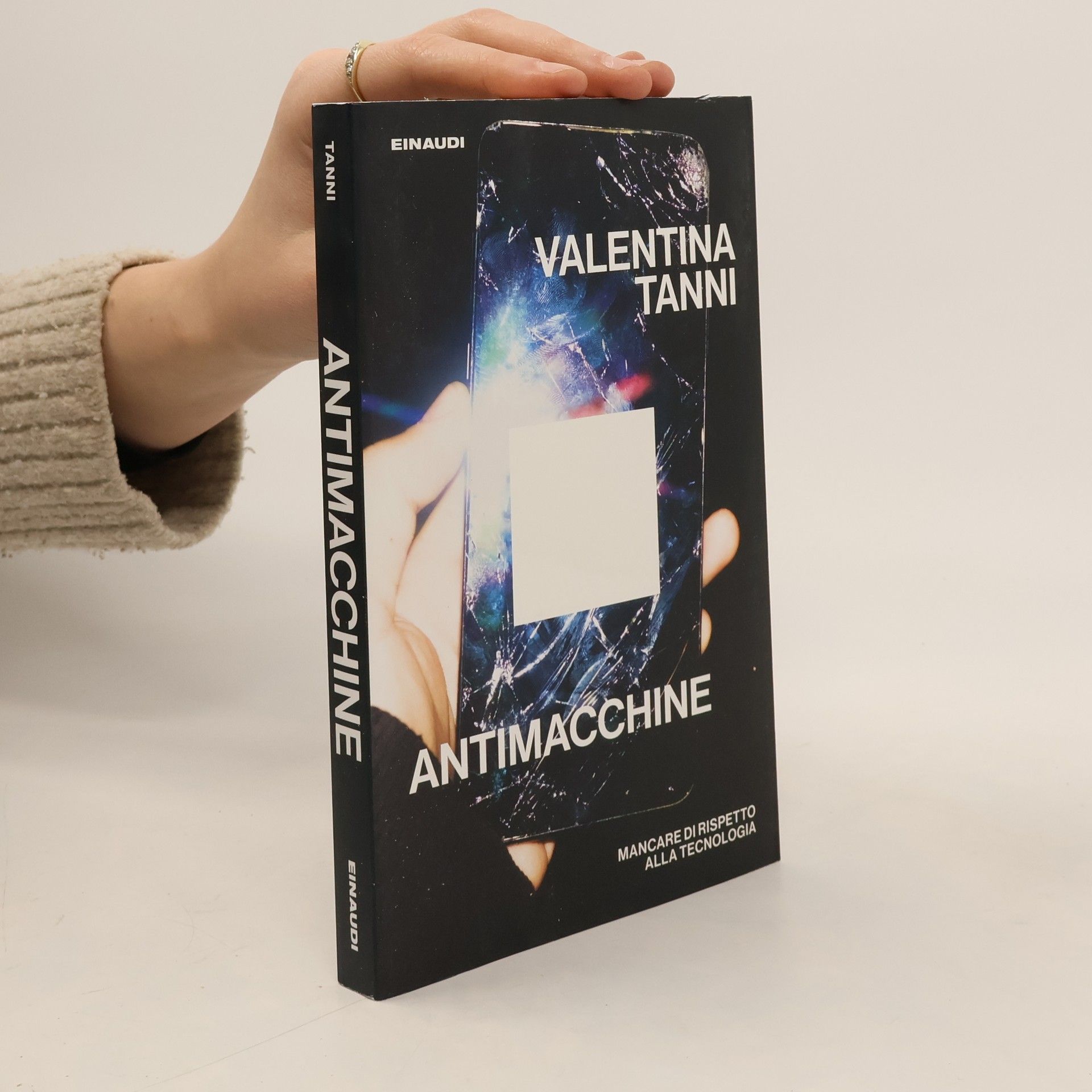 Valentina Tanni Antimacchine. Mancare di rispetto alla tecnologia