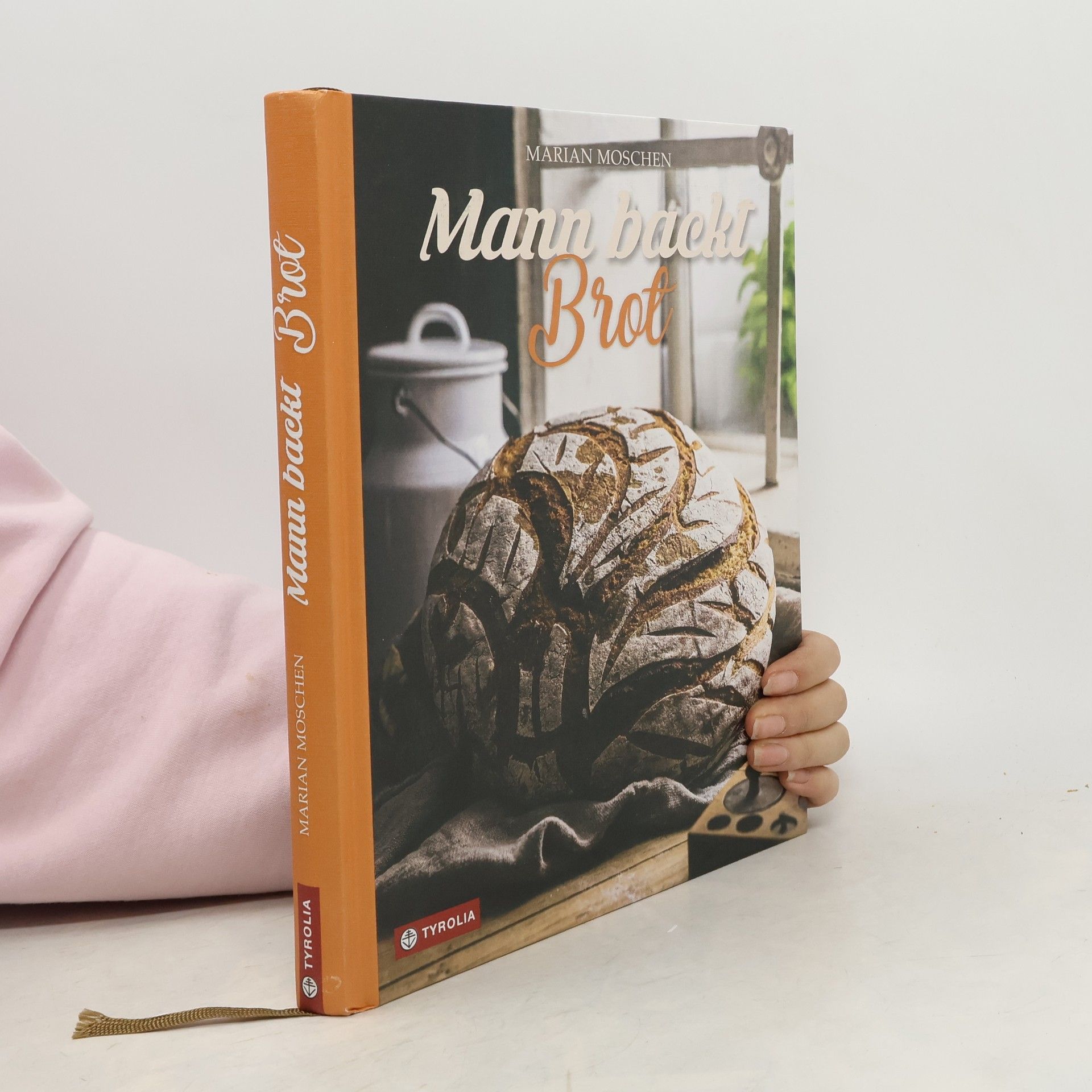 Marian Moschen Mann backt Brot