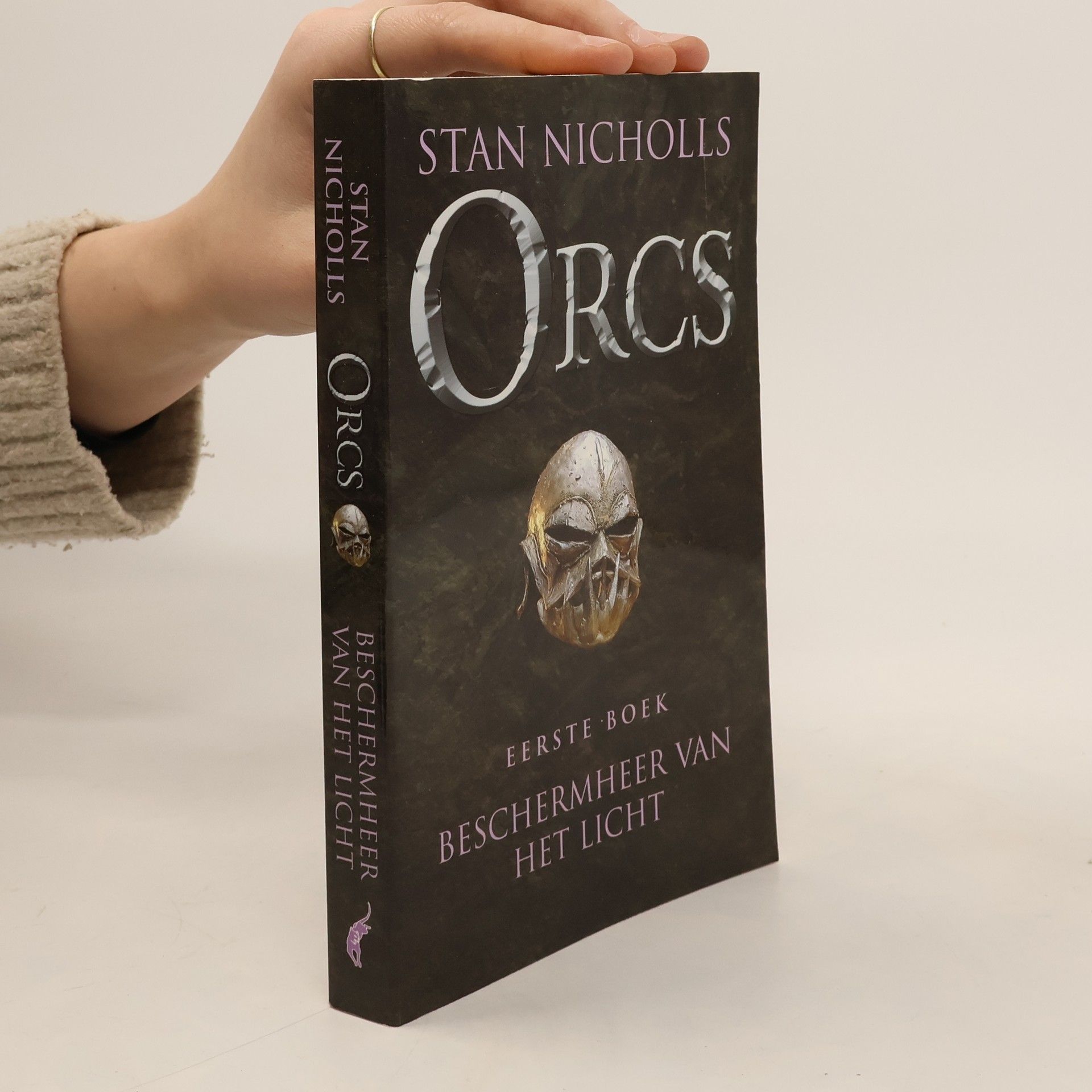 Orcs, Beschermheer van het licht, 1