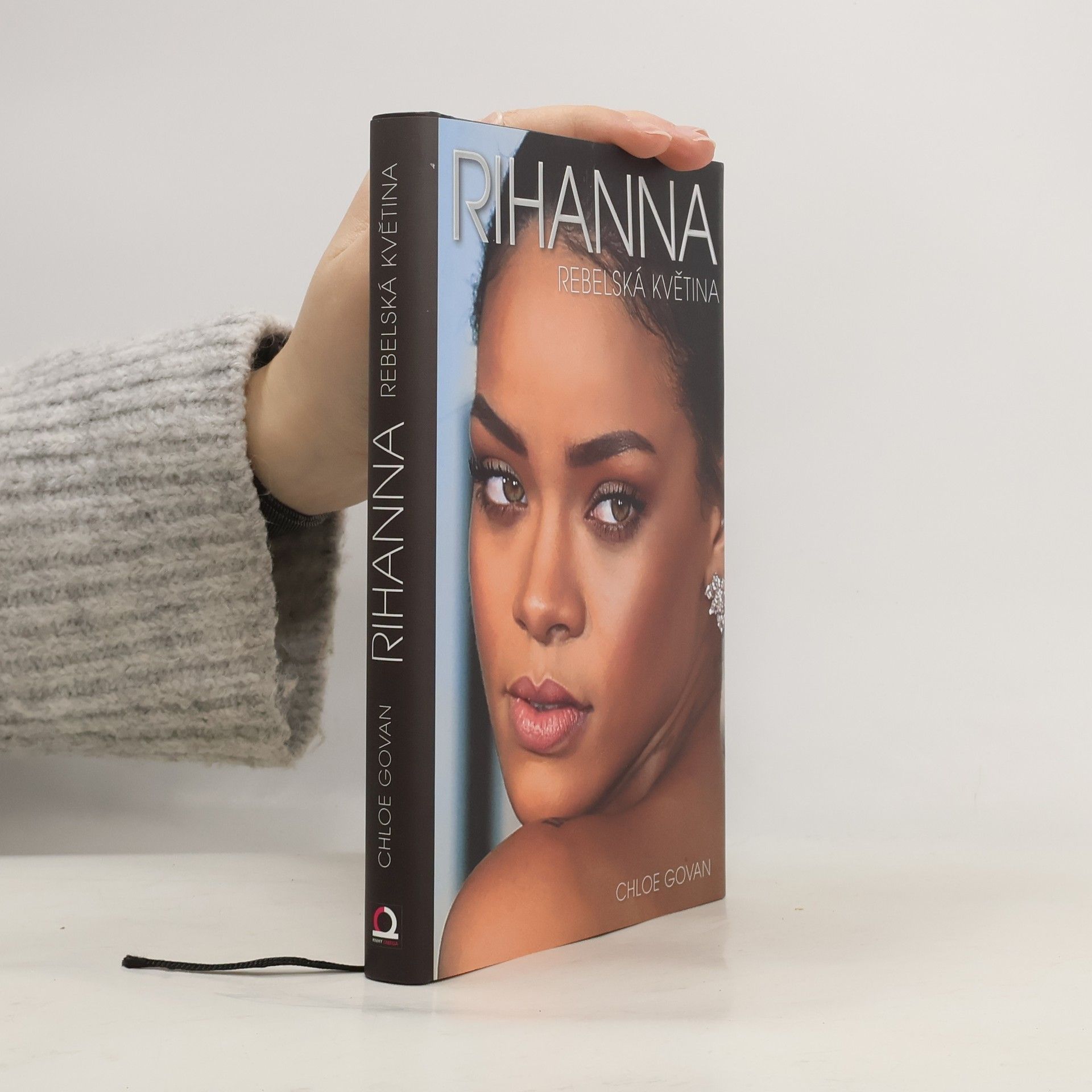 Chloe Govan Rihanna. Rebelská květina