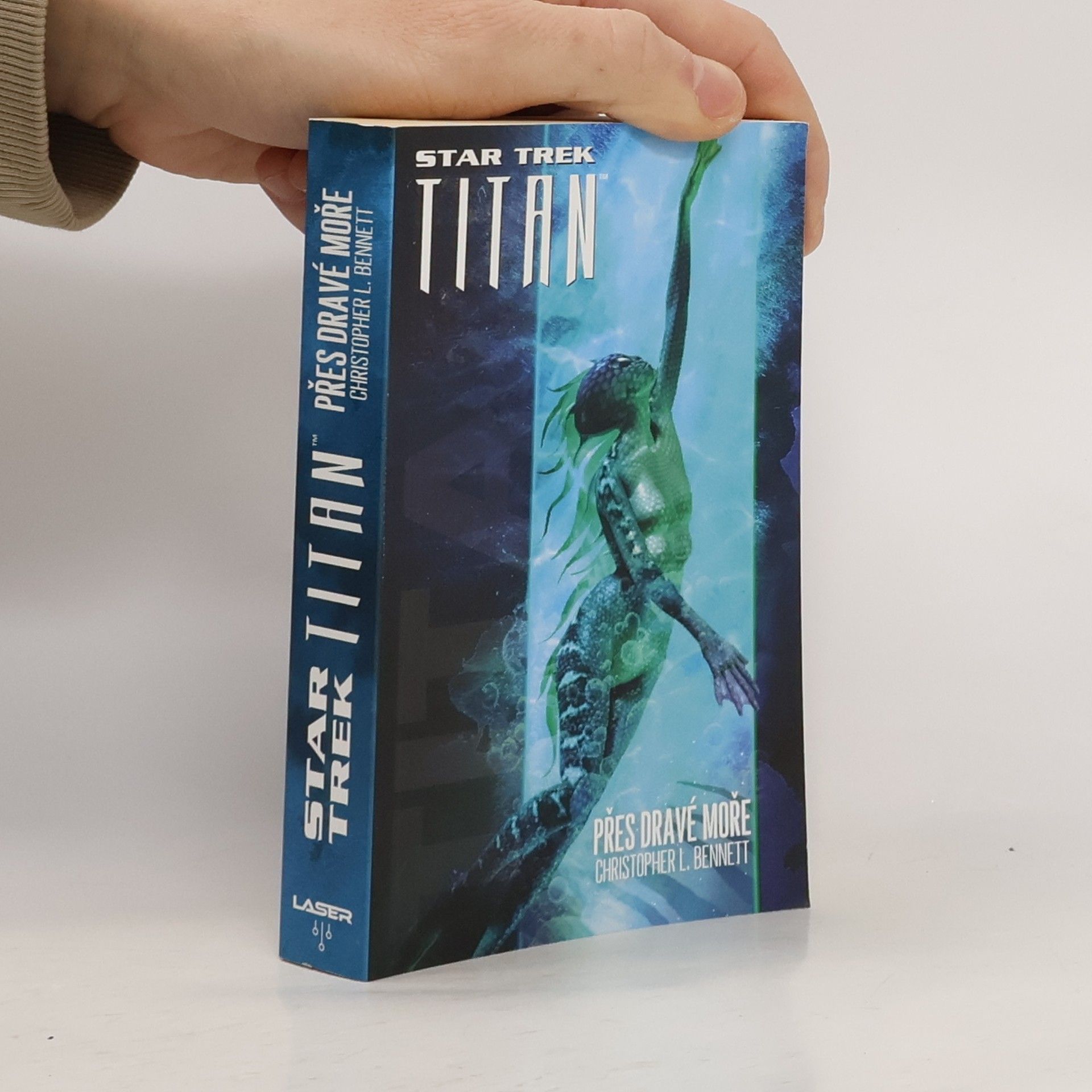 Christopher L. Bennett Přes dravé moře