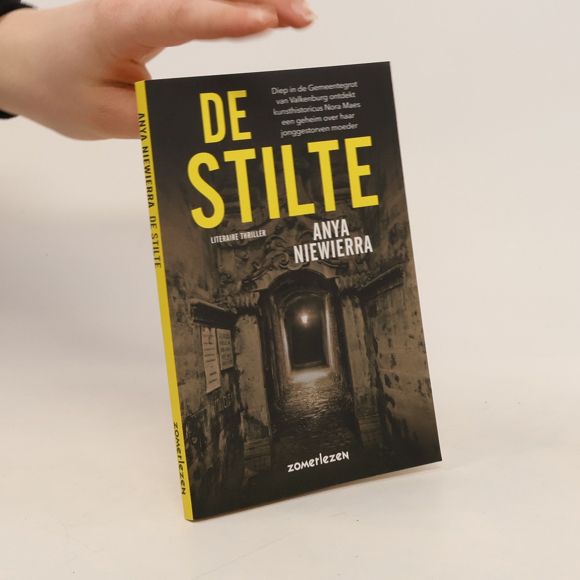 Anya Niewierra De stilte