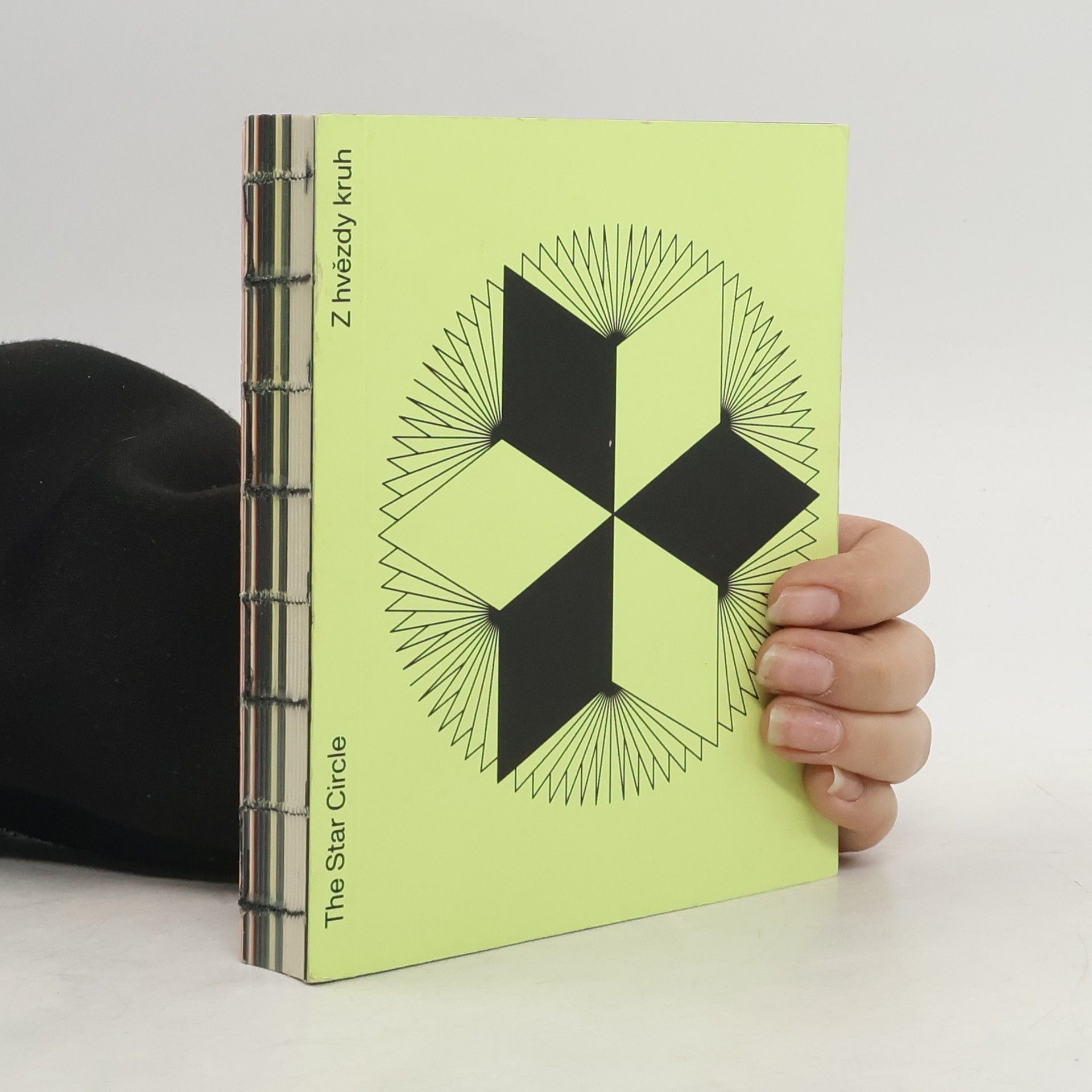 Z hvězdy kruh. The star circle. Der Sternkreis. W kręgu gwiazdy. Z hviezdy kruh. Il tschertgel da stailas. Le cercle de l'étoile. Il circolo della stela