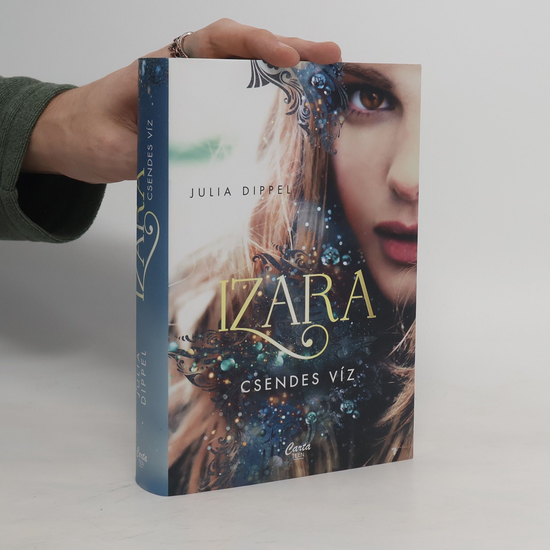 Julia Dippel Izara: Csendes víz