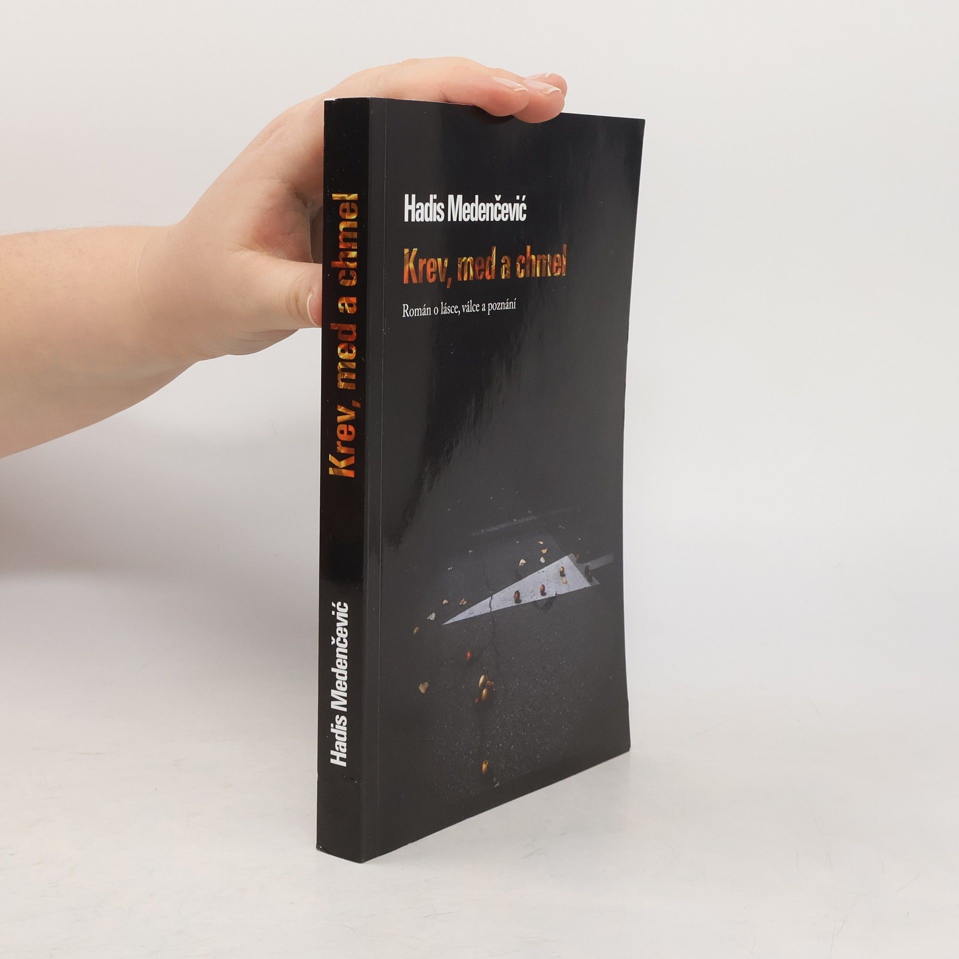 Hadis Medenčević Krev, med a chmel : román o lásce, válce a poznání