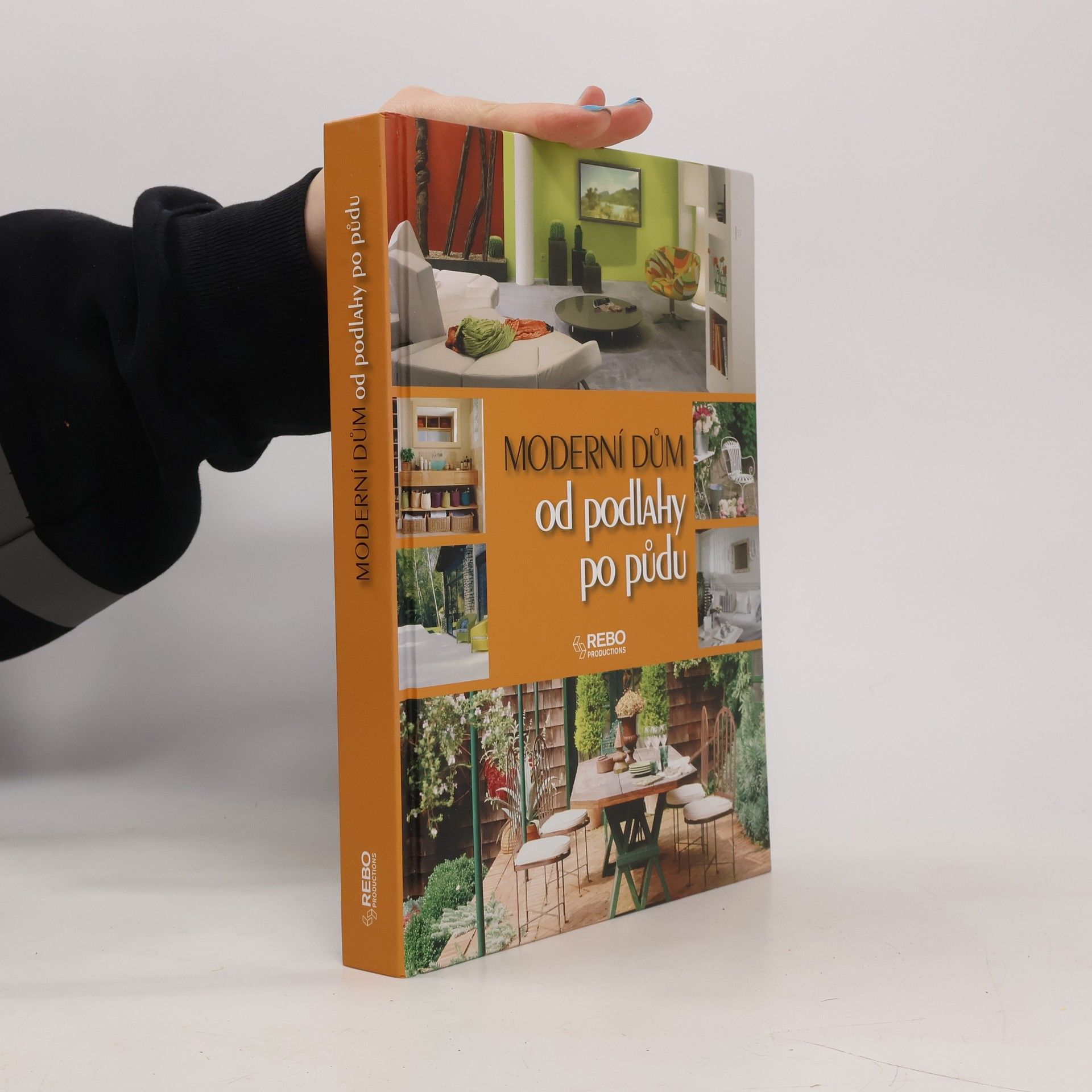 Moderní dům od podlahy po půdu