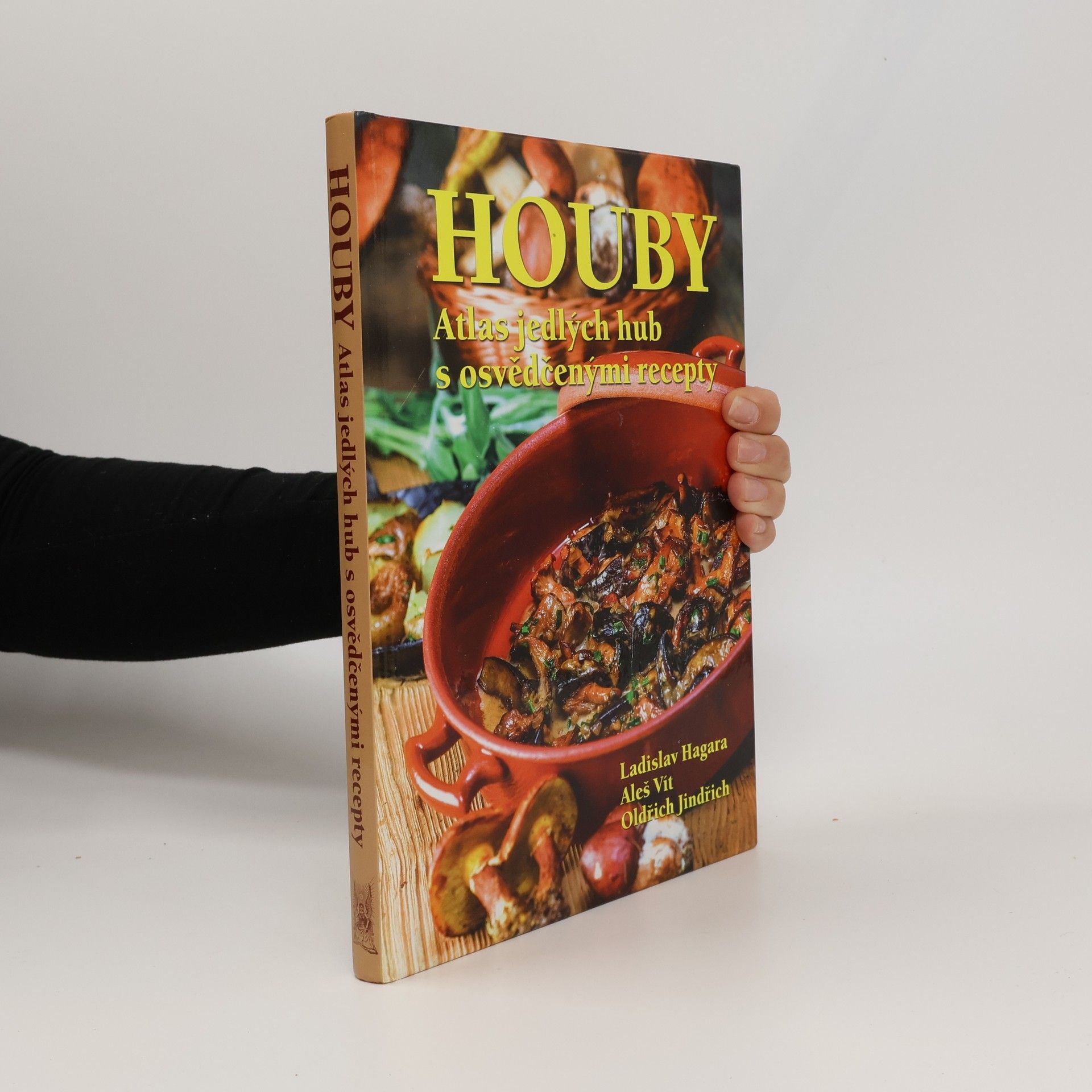 Houby : atlas jedlých hub s osvědčenými recepty