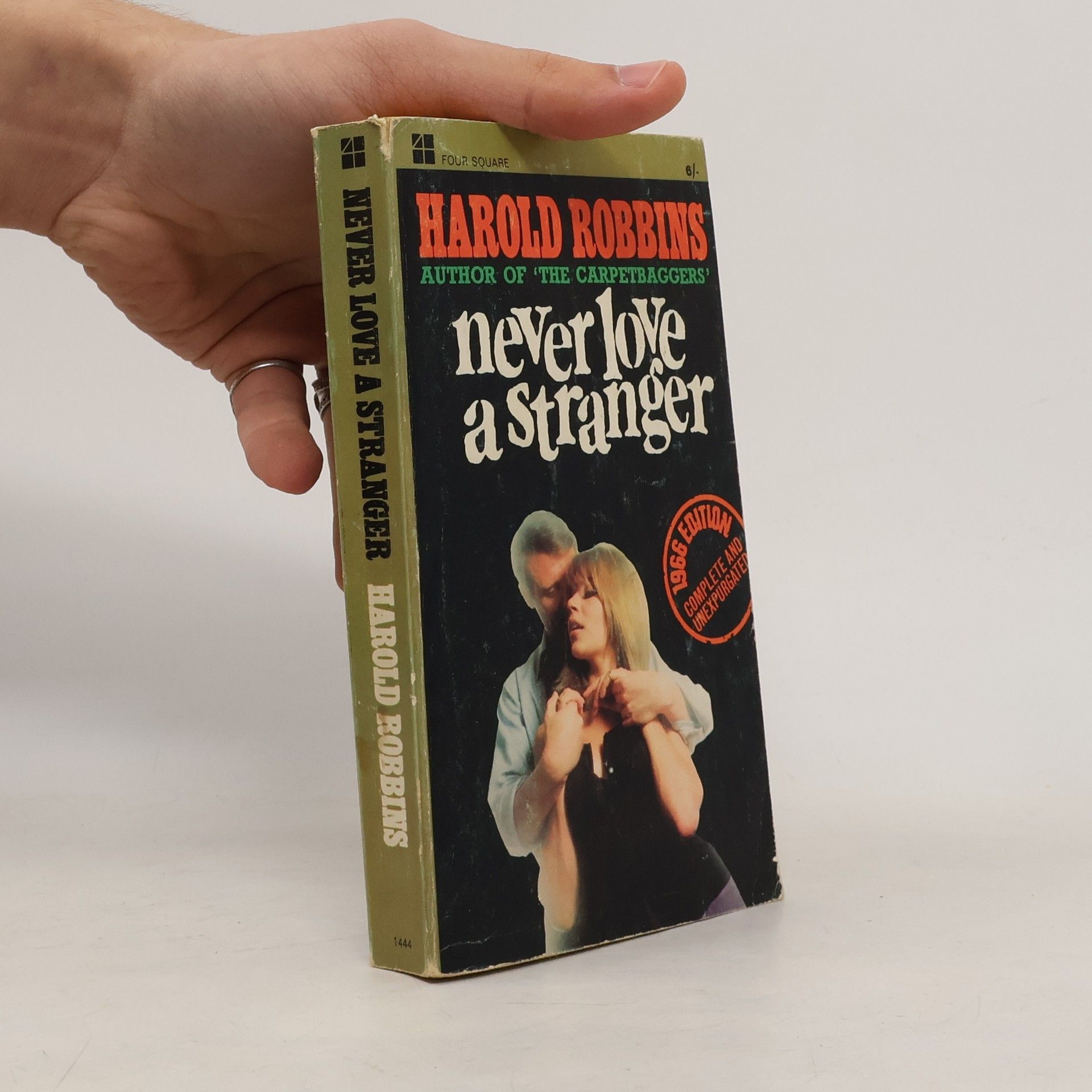 Collectif d'auteurs Never Love a Stranger