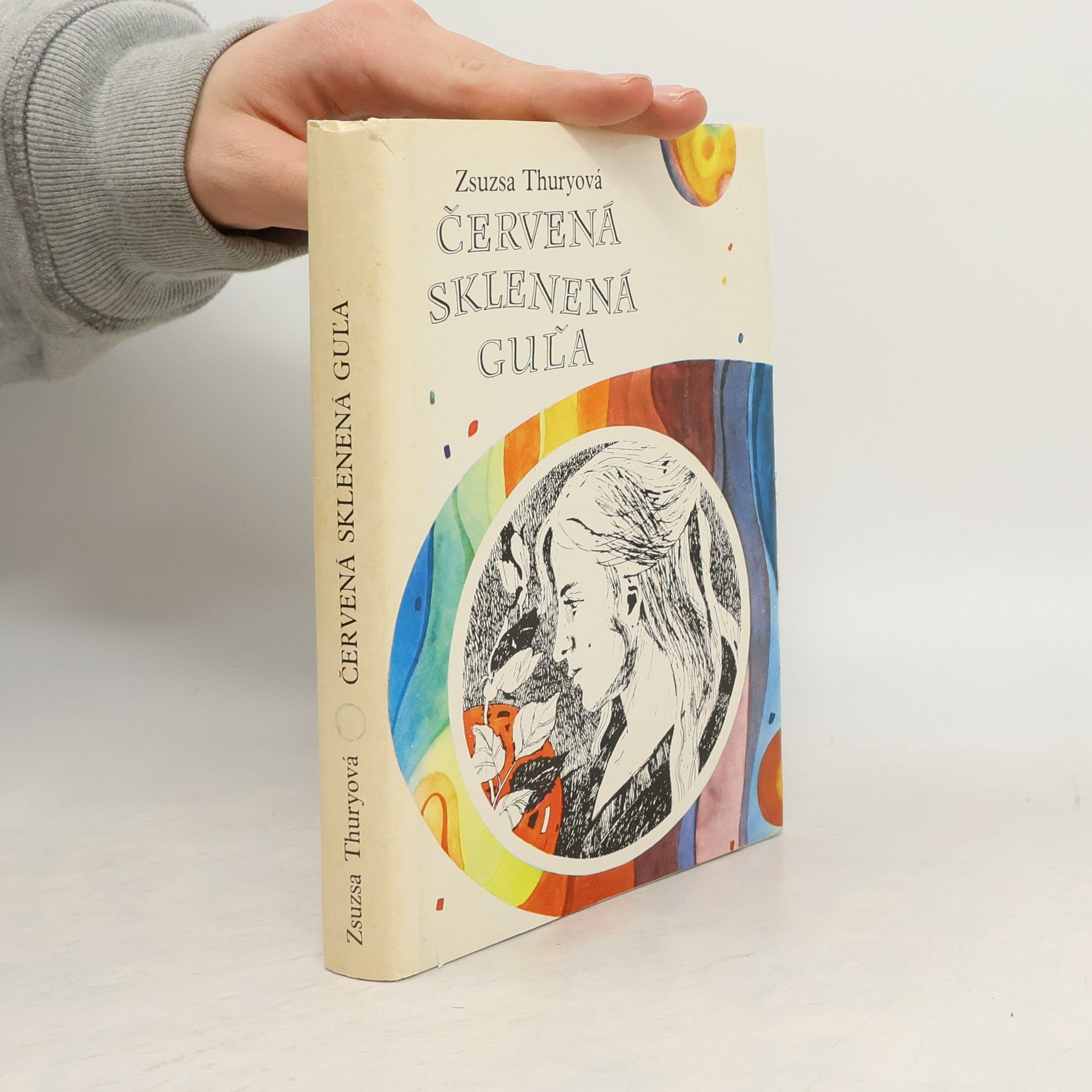 Červená sklenená guľa