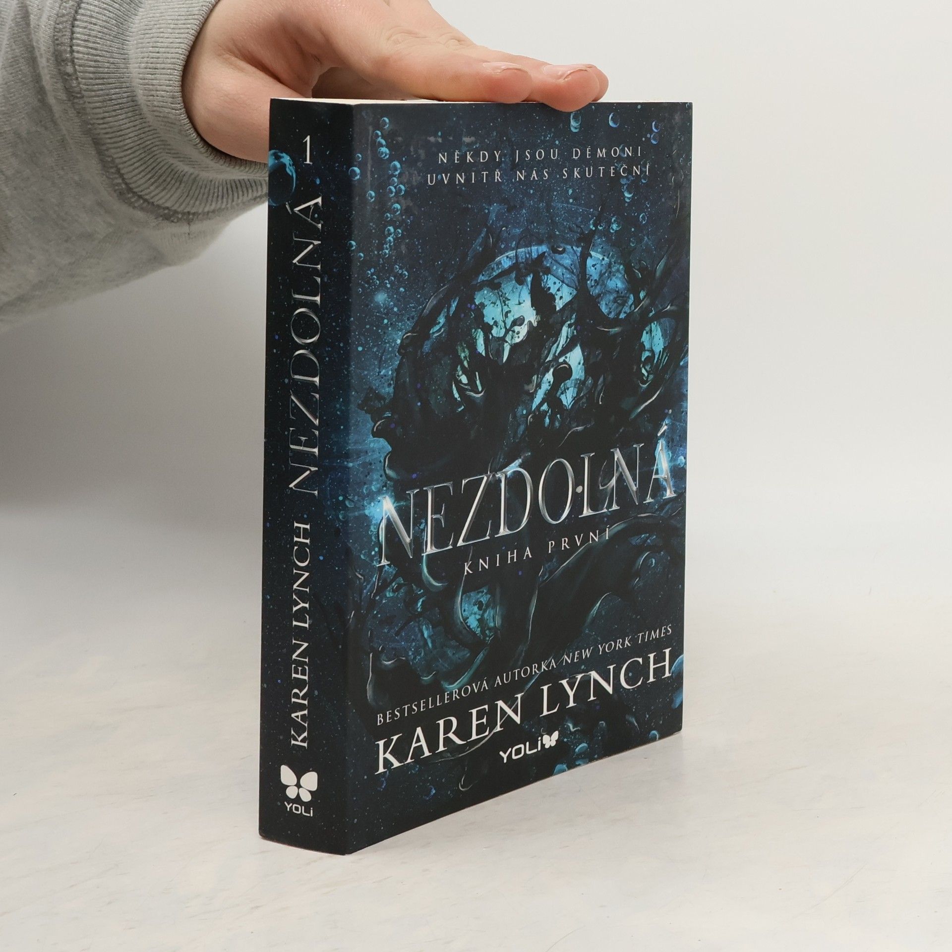 Karen Lynch Nezdolná. Kniha první