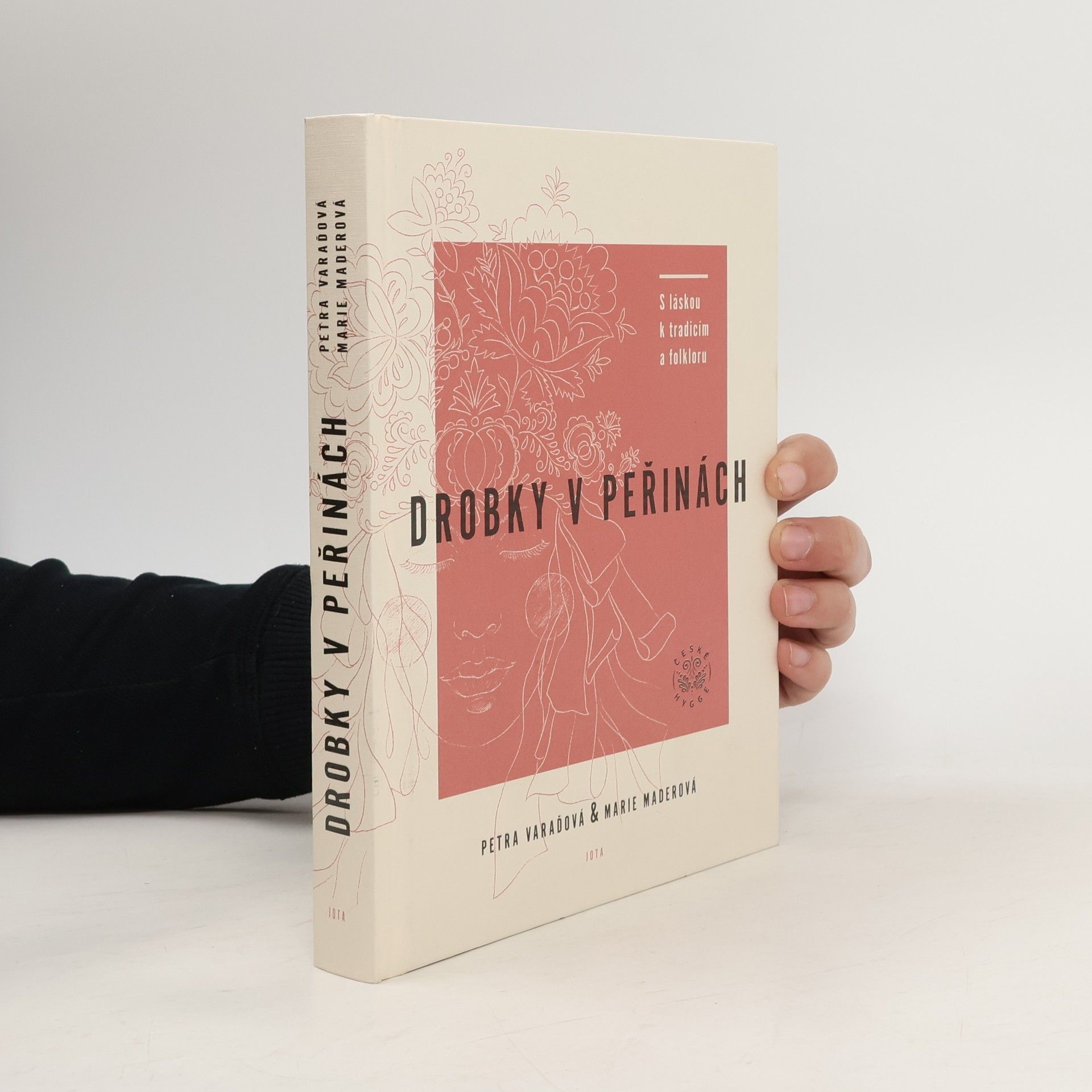 Petra Varaďová Drobky v peřinách. S láskou k tradicím a folkloru