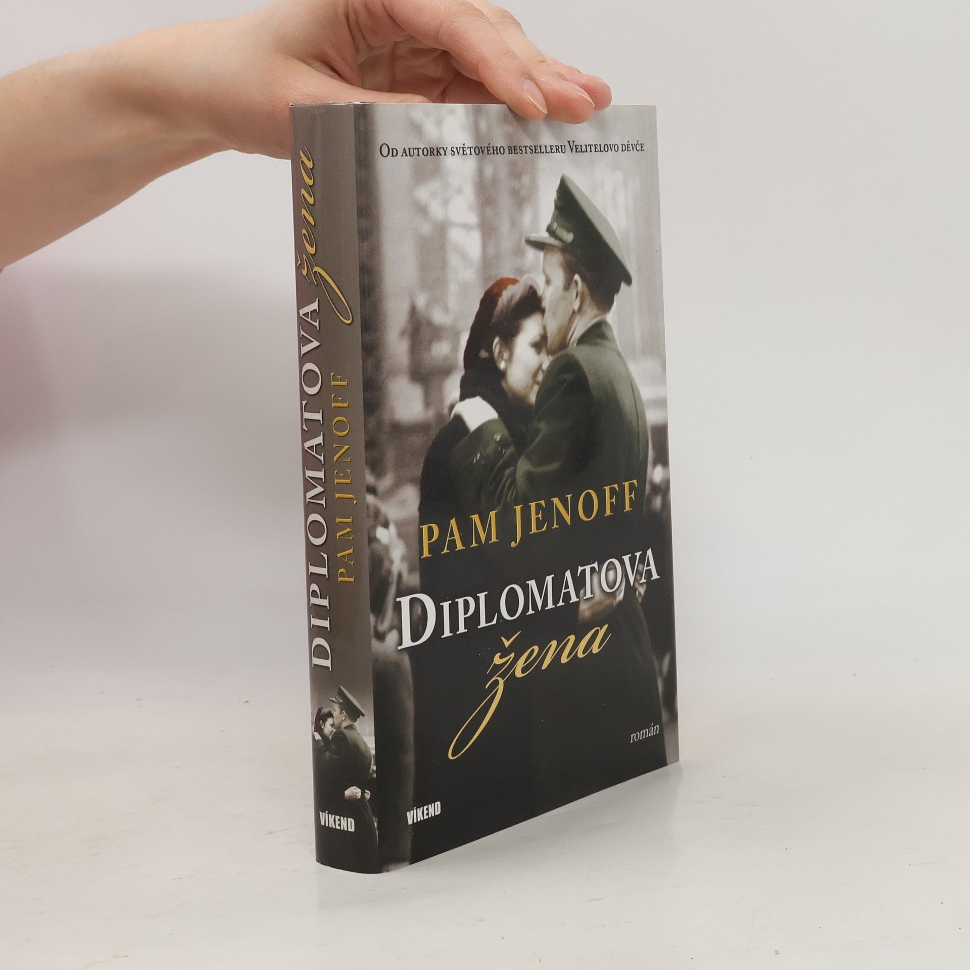 Pam Jenoff Diplomatova žena