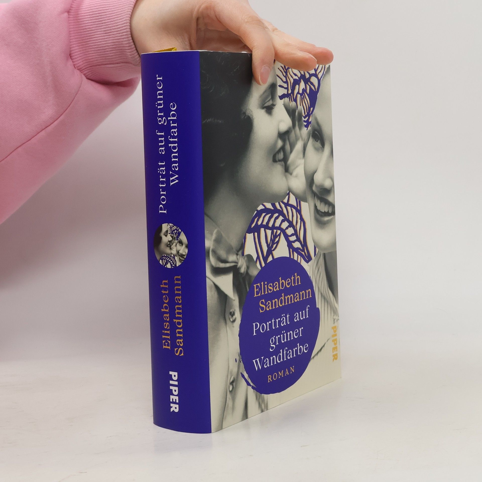 Elisabeth Sandmann Porträt auf grüner Wandfarbe