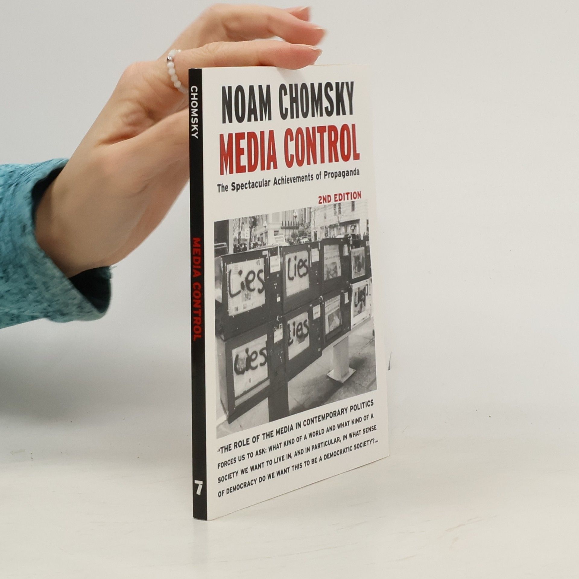 Noam Chomsky Media control : the spectacular achievements of propaganda