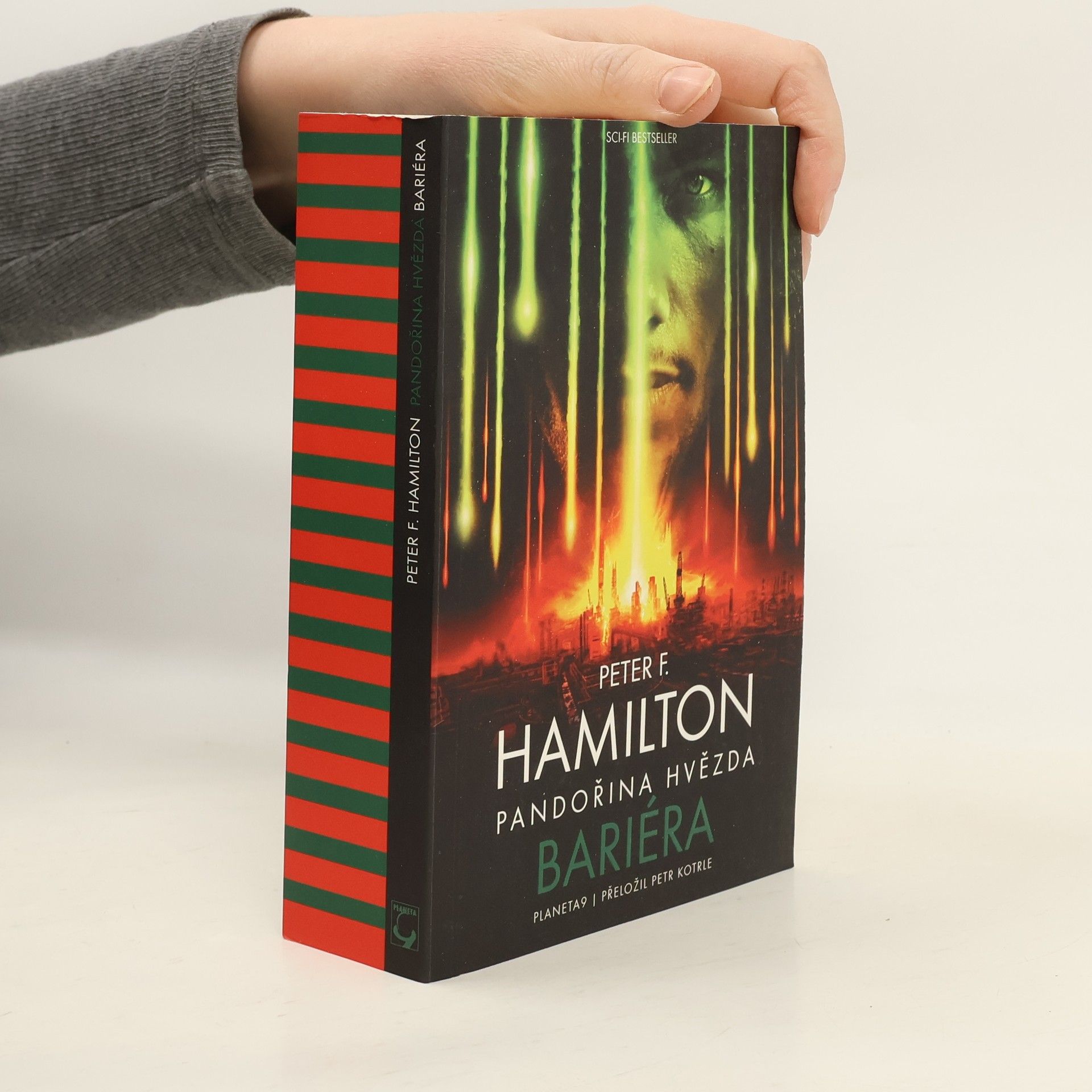 Peter F. Hamilton Sága Společenství 1. Pandořina hvězda - Bariéra