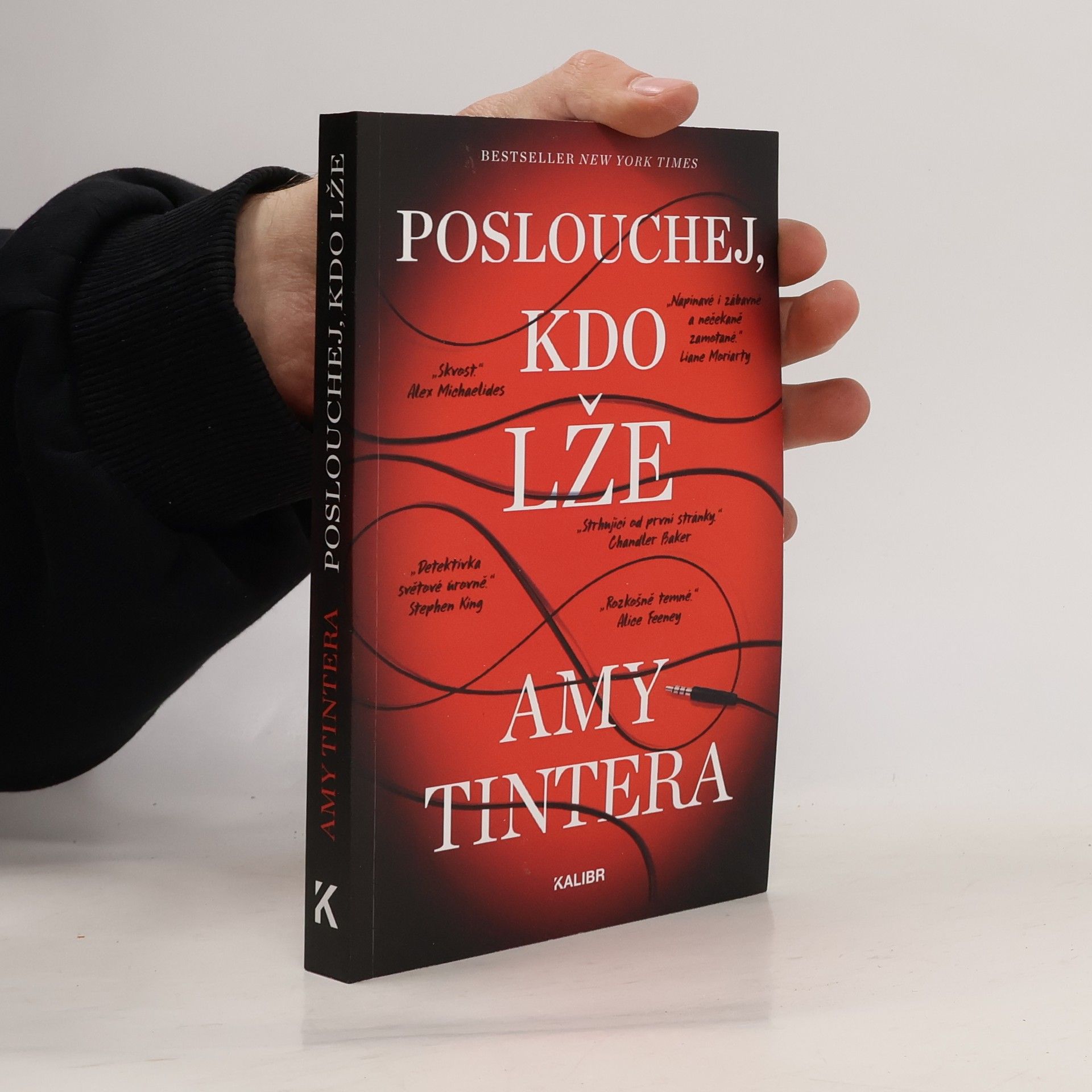Amy Tintera Poslouchej, kdo lže