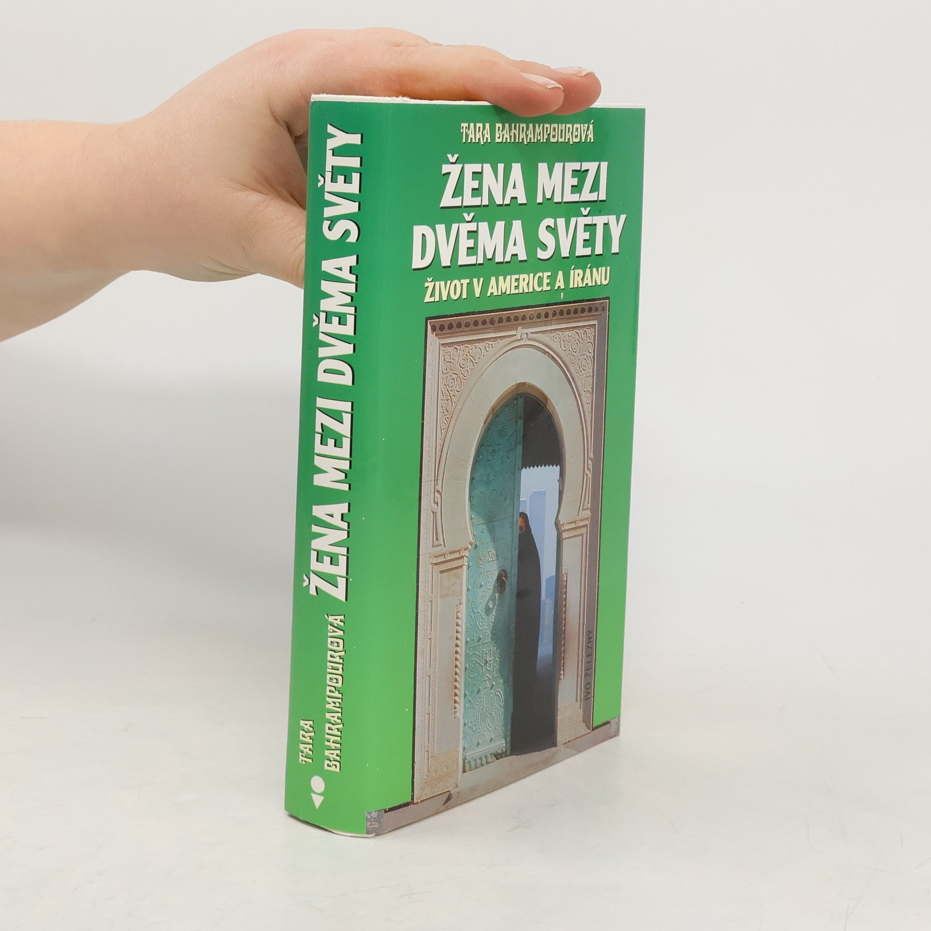 Žena mezi dvěma světy