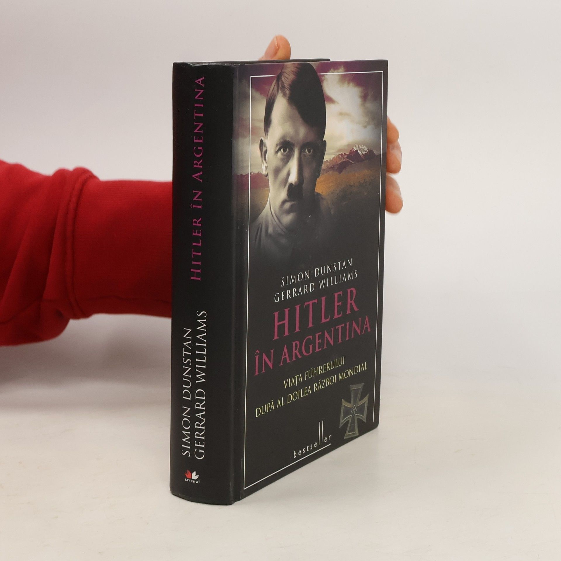 Simon Dunstan Hitler în Argentina