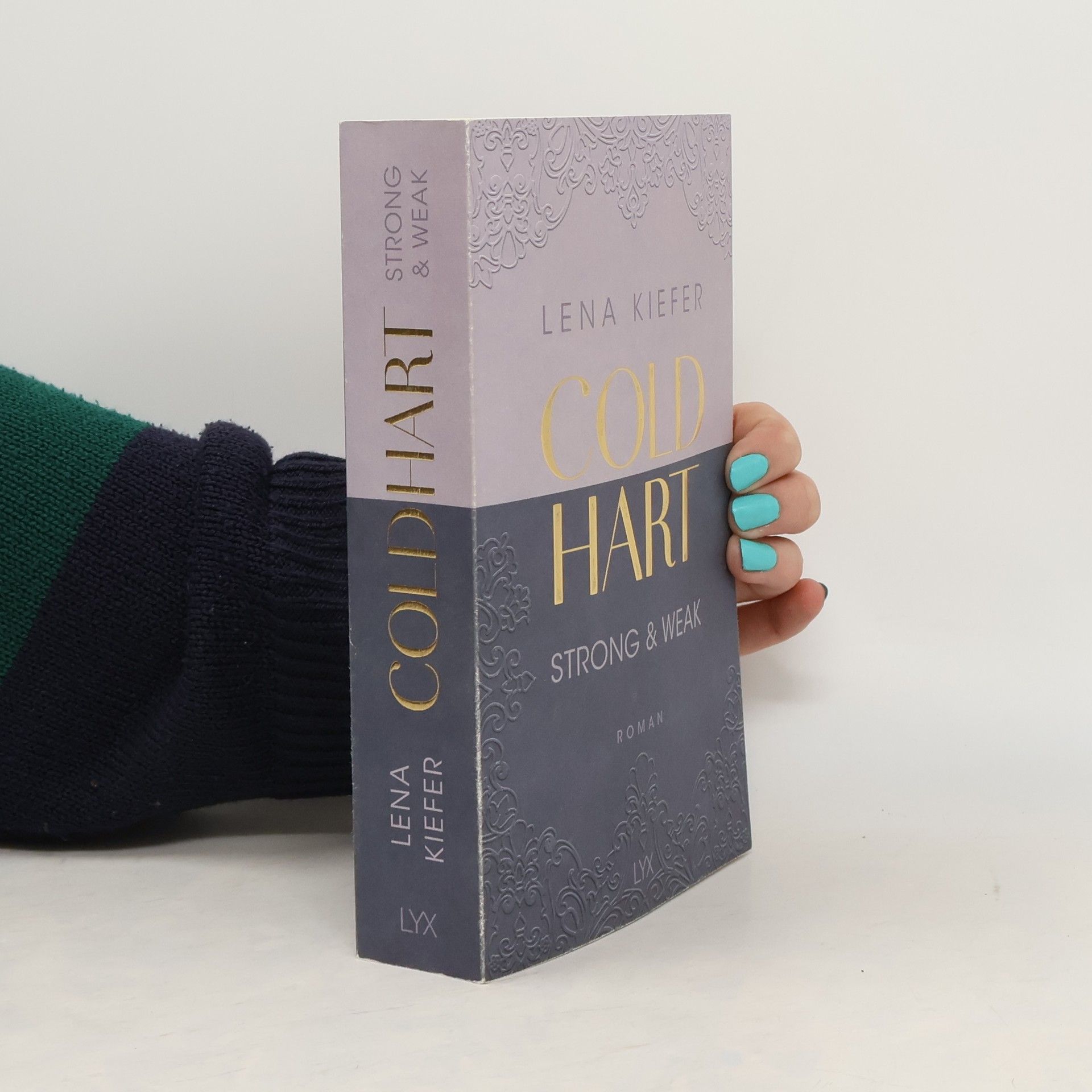 Lena Kiefer Strong & Weak