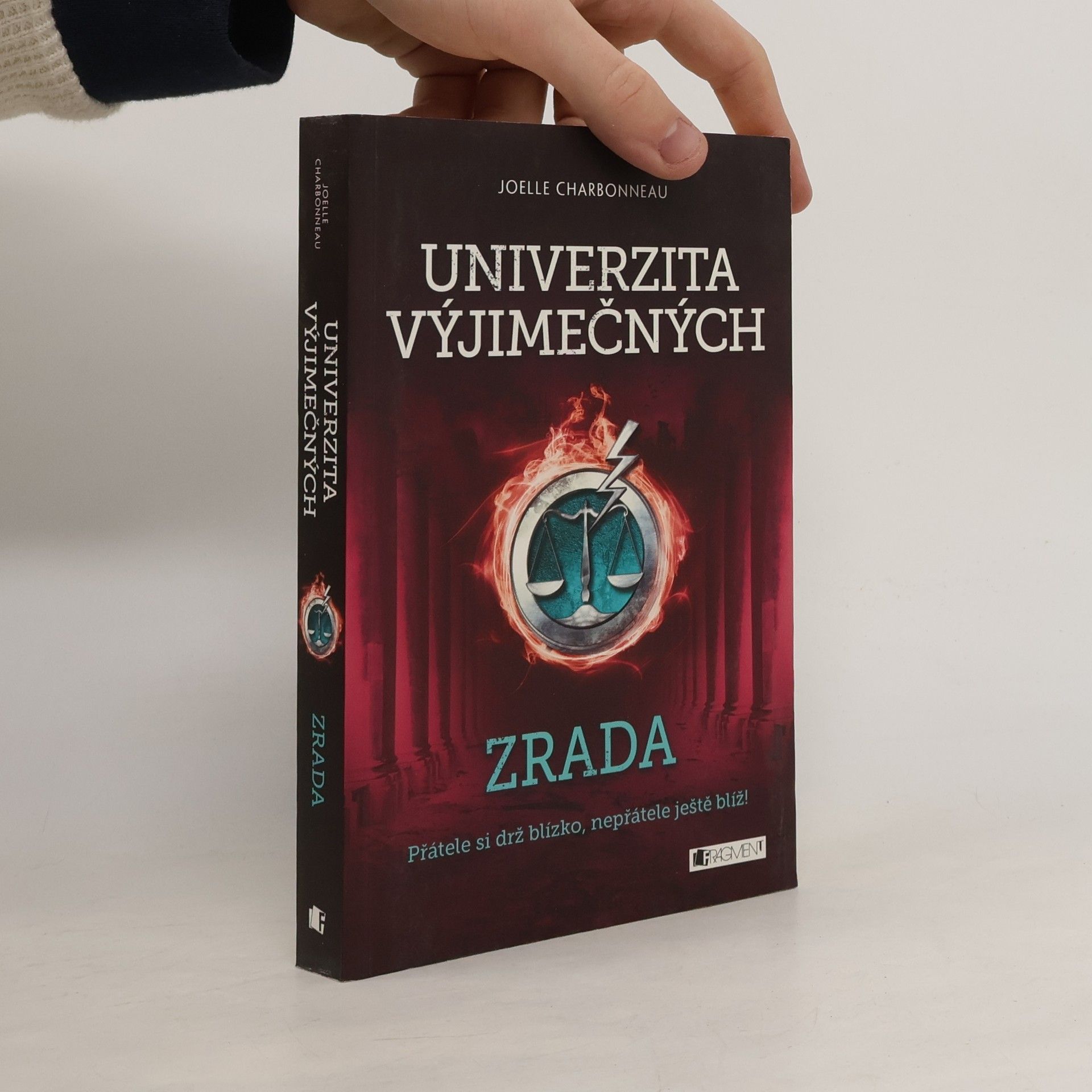 Joelle Charbonneau Univerzita výjimečných. Zrada