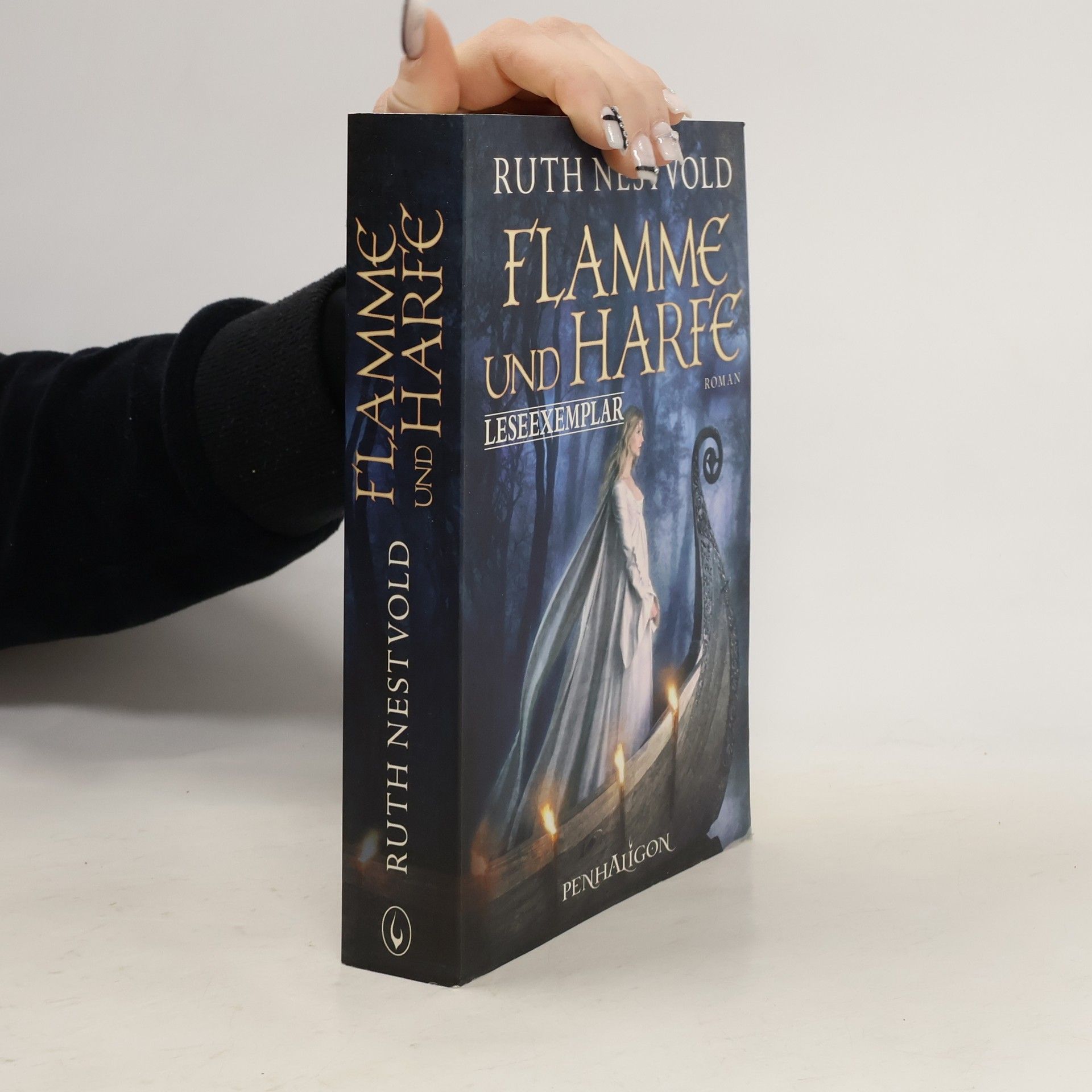 Ruth Nestvold-Mack Flamme und Harfe