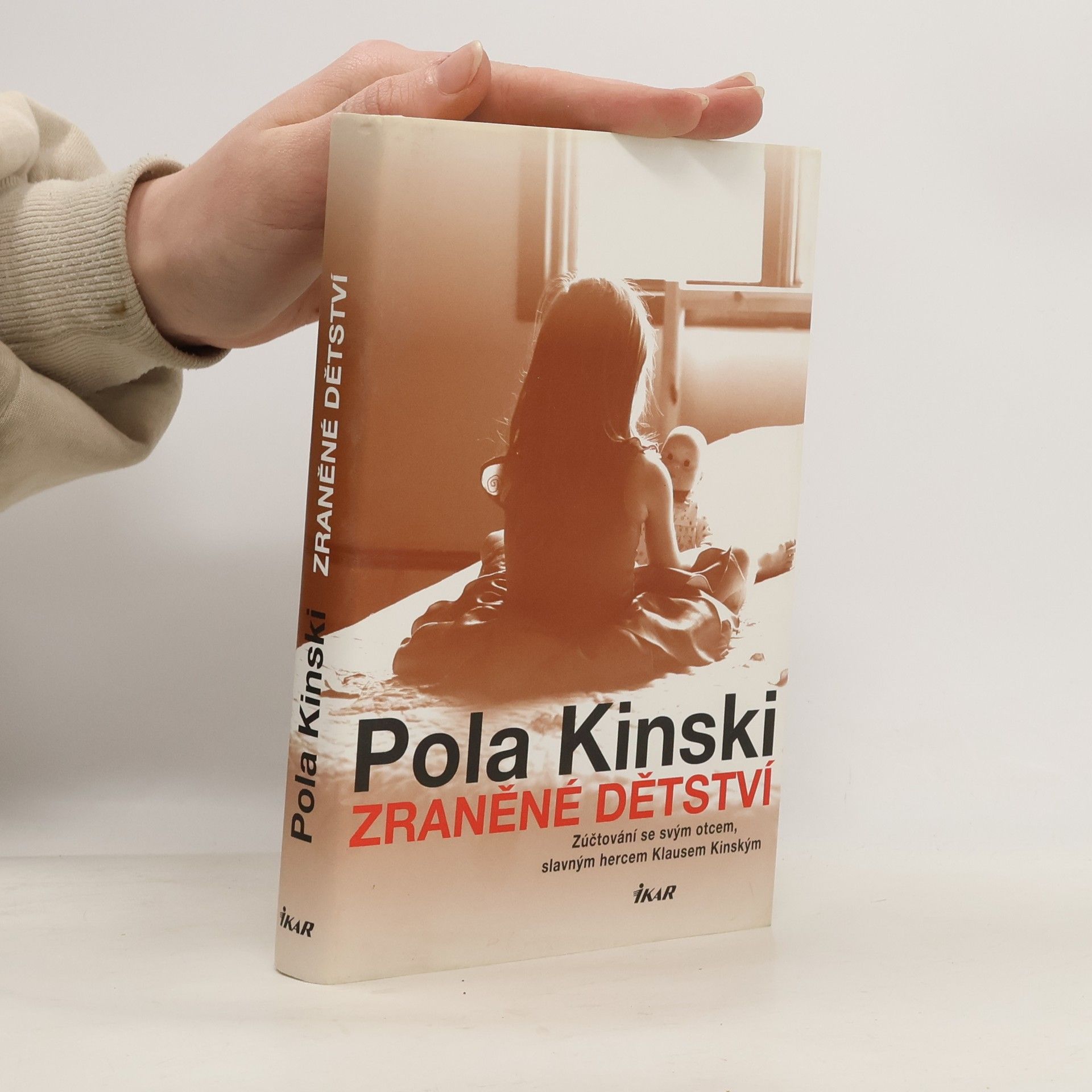 Pola Kinski Zraněné dětství : Zúčtování se svým otcem, slavným hercem Klausem Kinským
