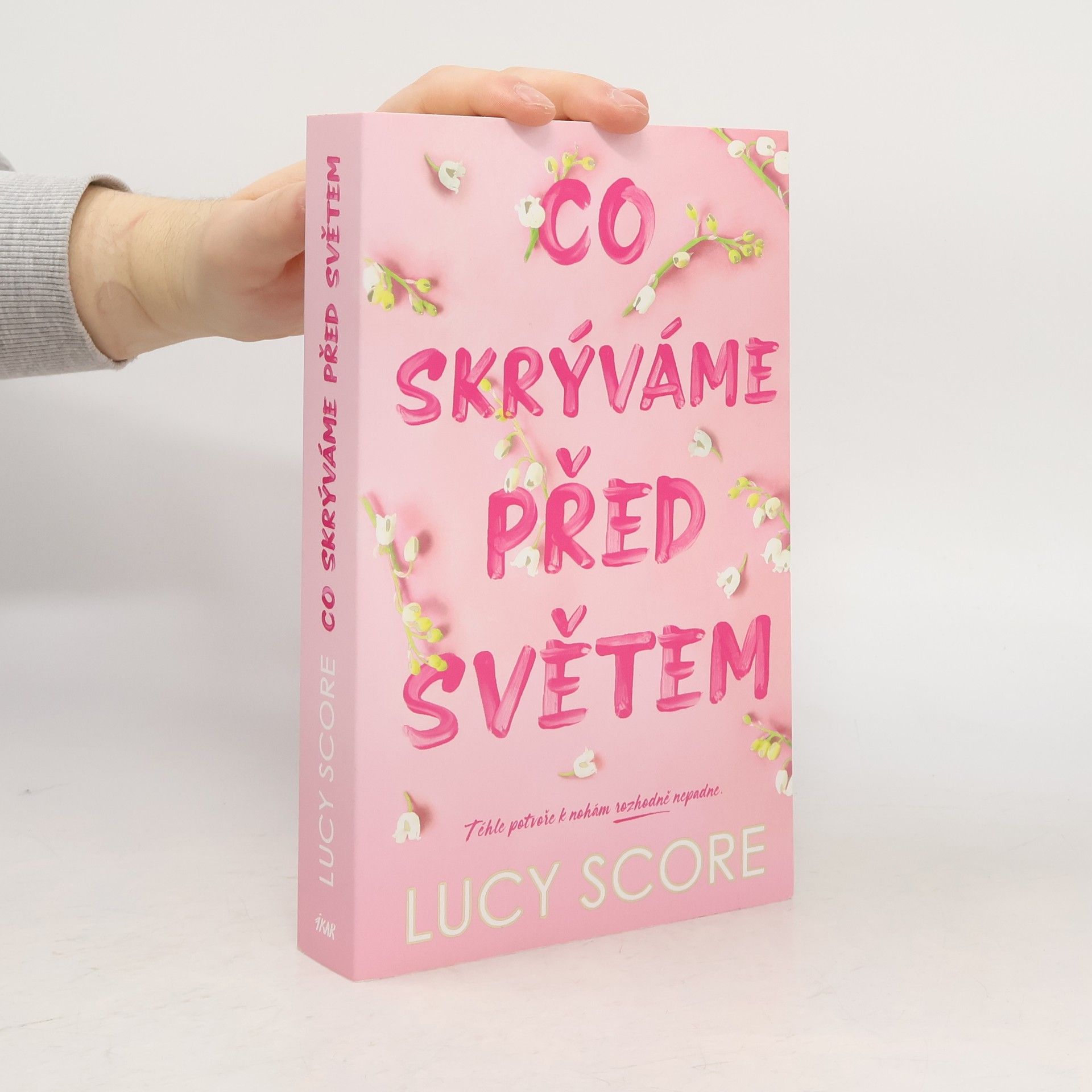 Lucy Score Co skrýváme před světem