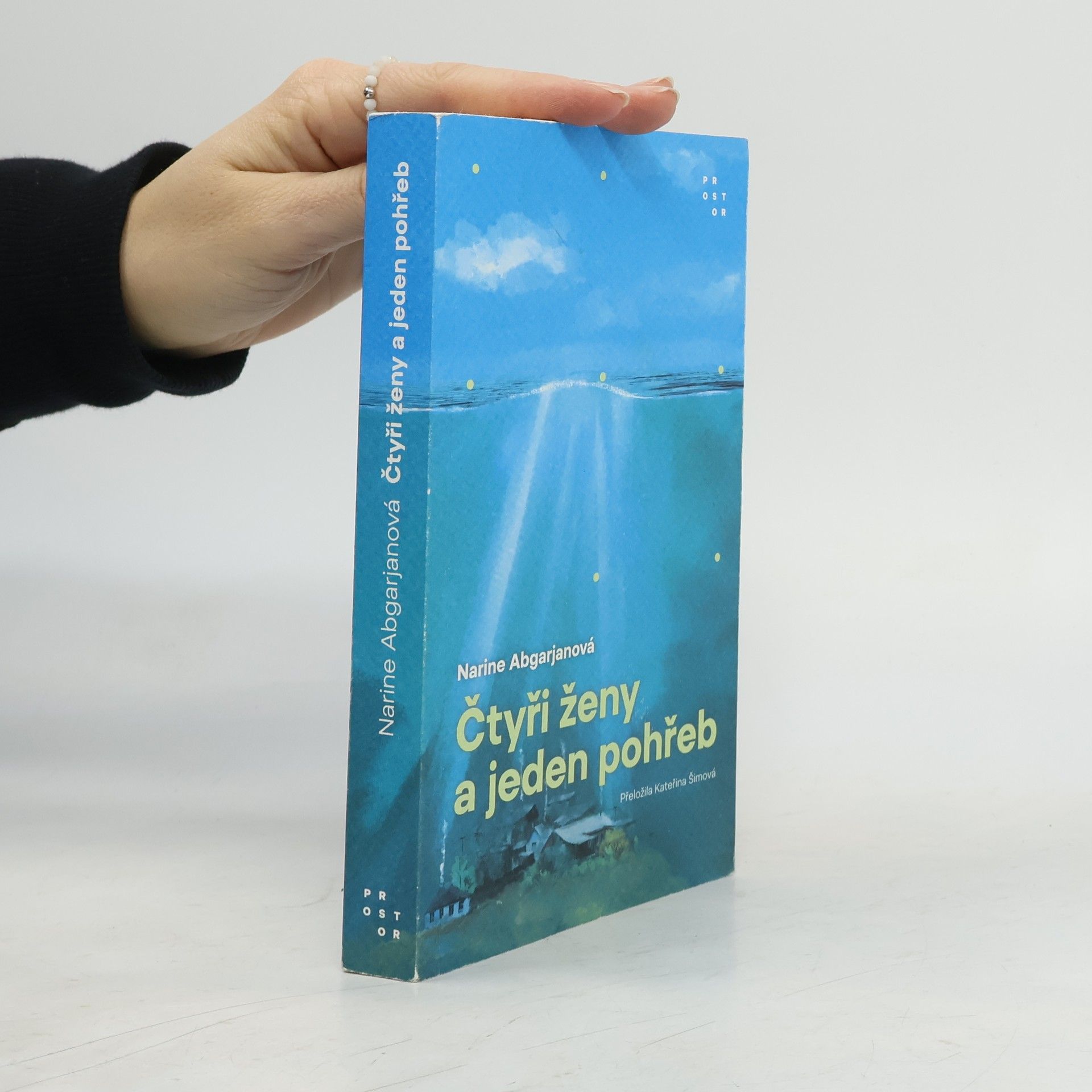Narine Abgaryan Čtyři ženy a jeden pohřeb