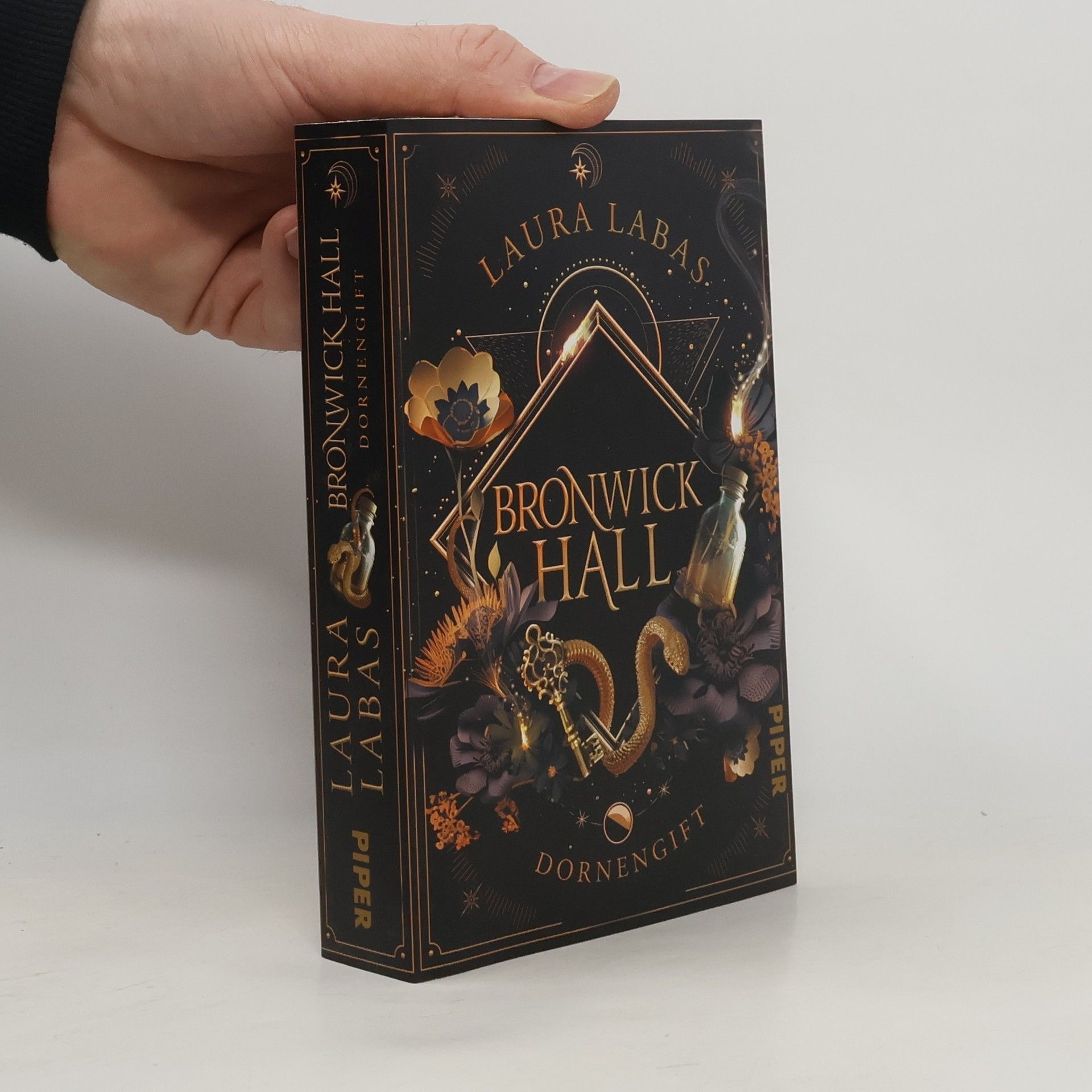 Laura Labas Bronwick Hall – Dornengift