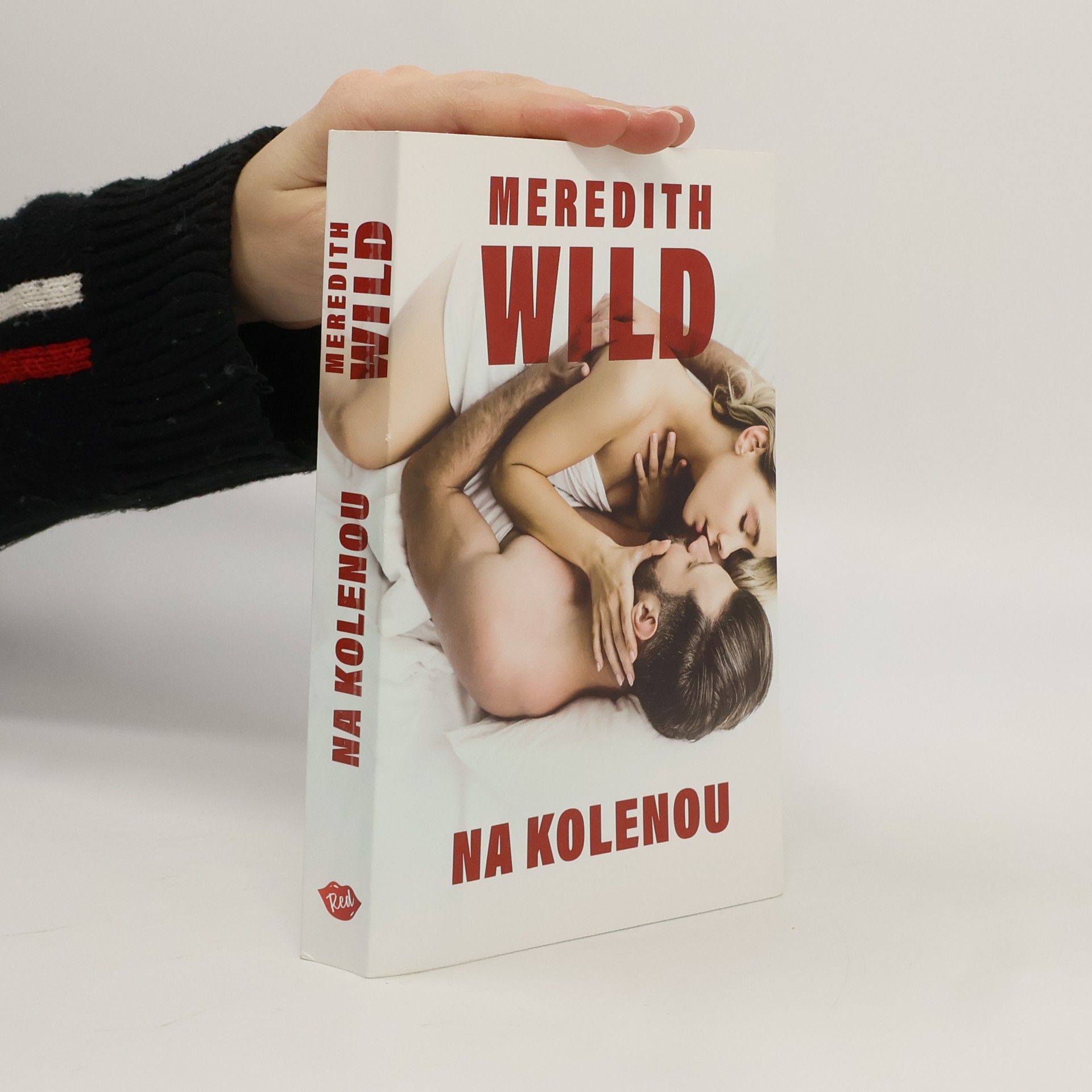 Meredith Wild Na kolenou