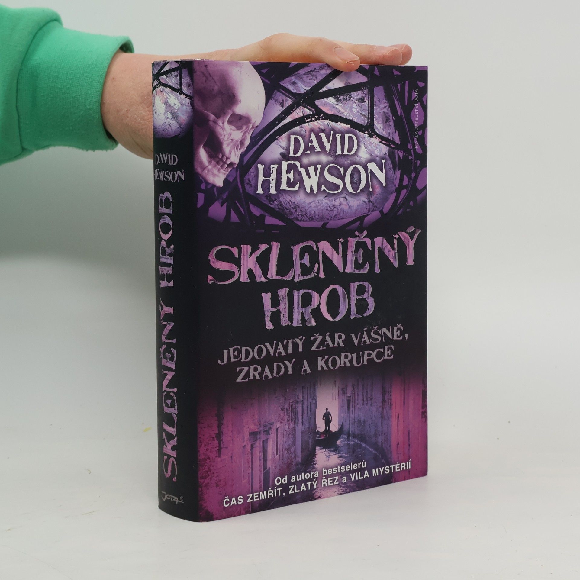 David Hewson Skleněný hrob. Jedovatý žár vášně, zrady a korupce