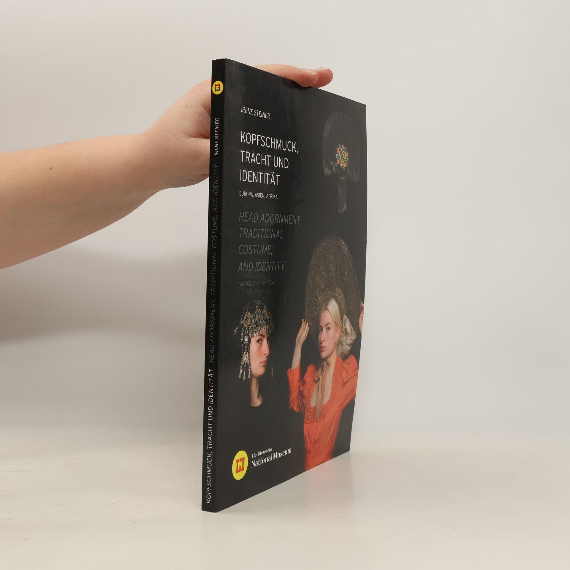 Irène Steiner Kopfschmuck, Tracht und Identität