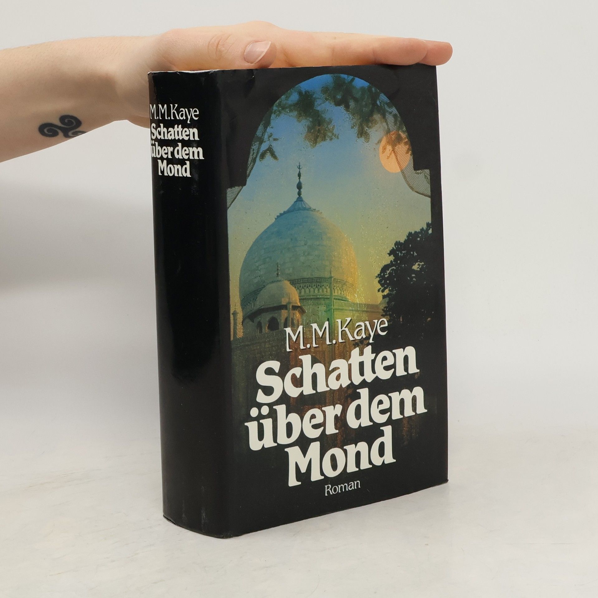 M. M. Kaye Schatten über dem Mond