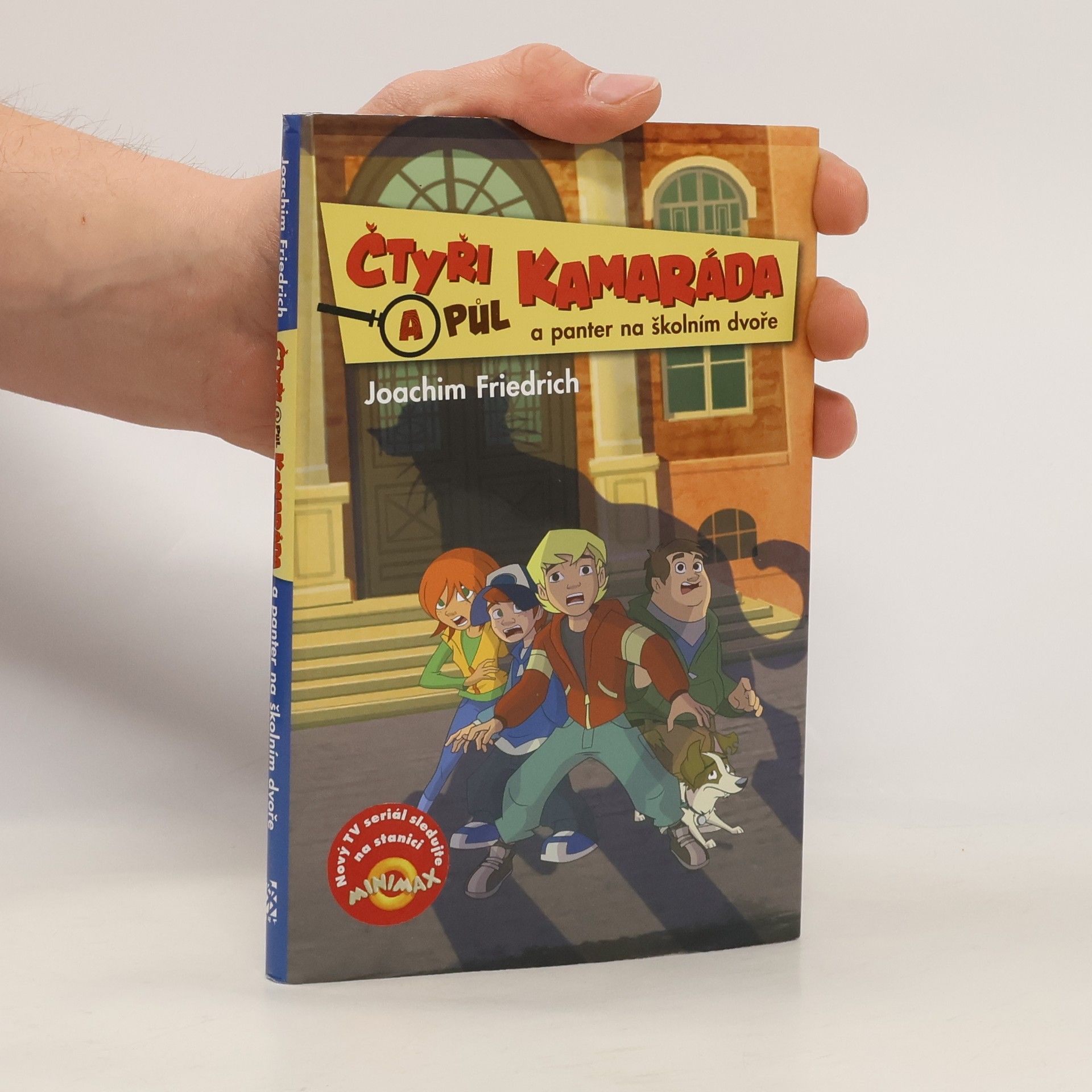 Čtyři a půl kamaráda a panter na školním dvoře