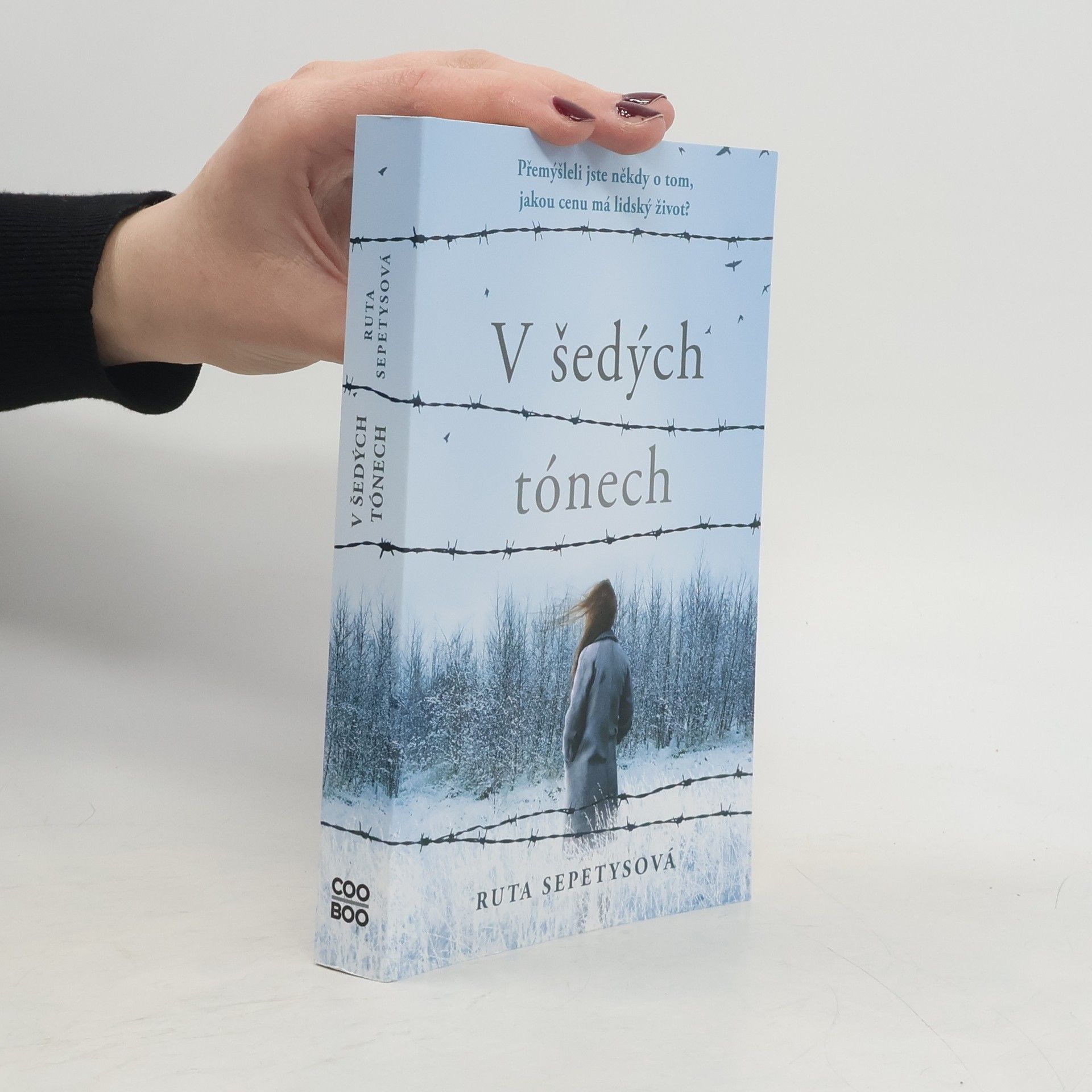 Ruta Sepetys V šedých tónech