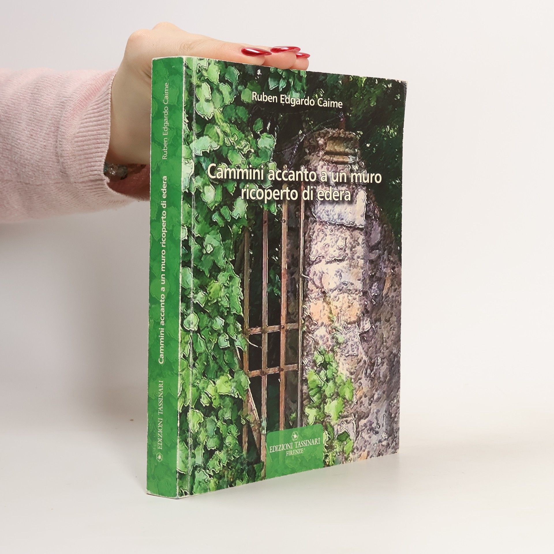 Ruben Edgardo Caime Cammini accanto a un muro ricoperto di edera