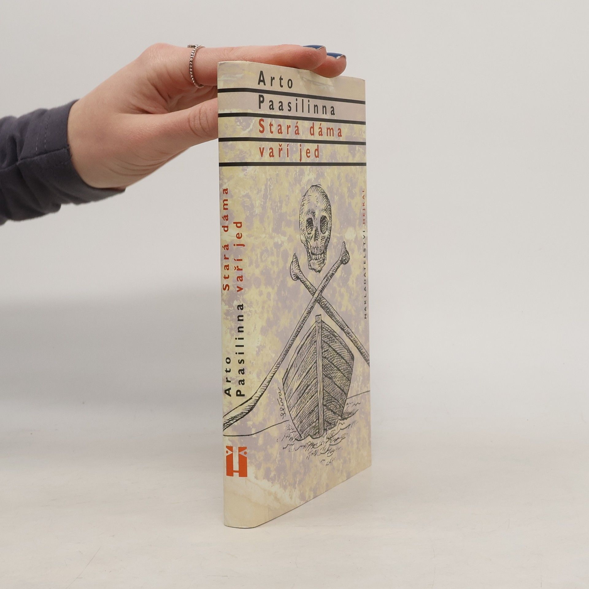 Arto Paasilinna Stará dáma vaří jed