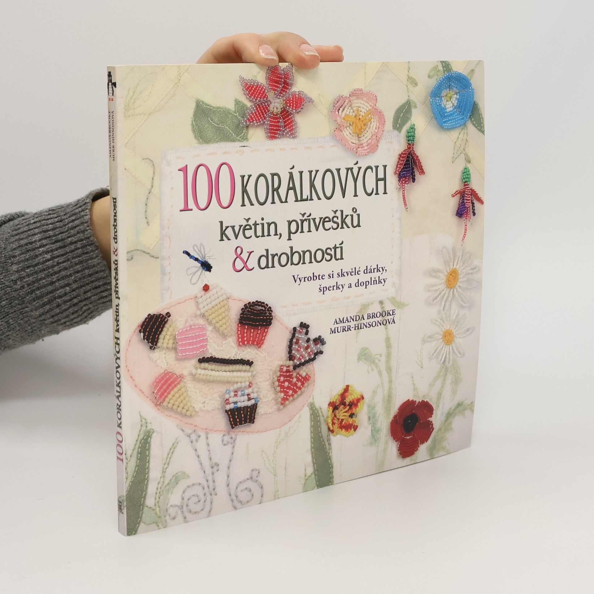 Amanda Brooke MurrHinson 100 korálkových květin, přívěsků a drobností