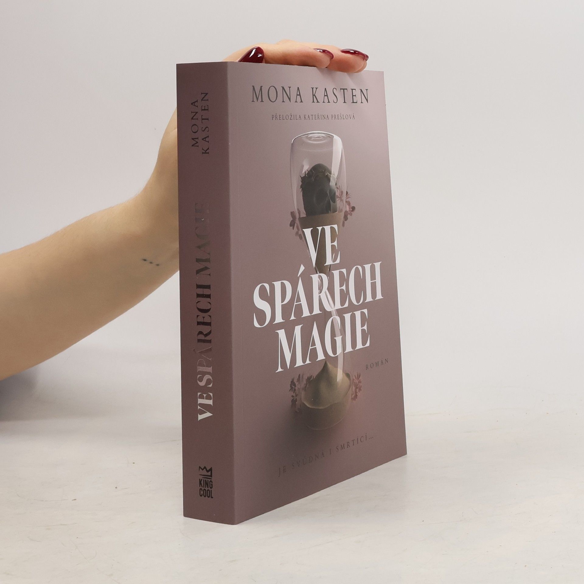 Mona Kasten Ve spárech magie