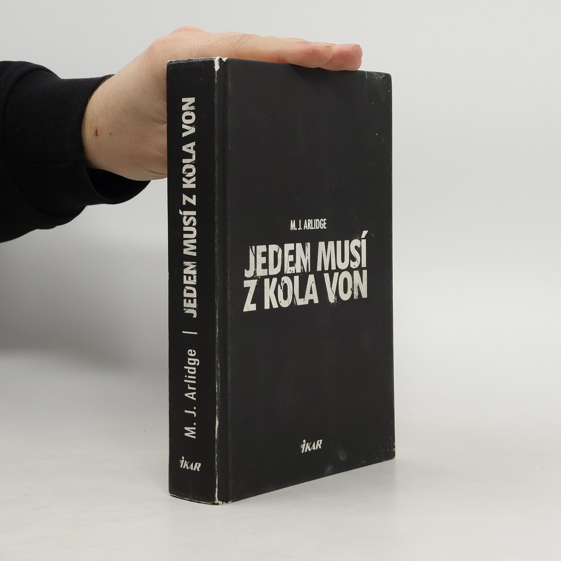 M. J. Arlidge Jeden musí z kola von