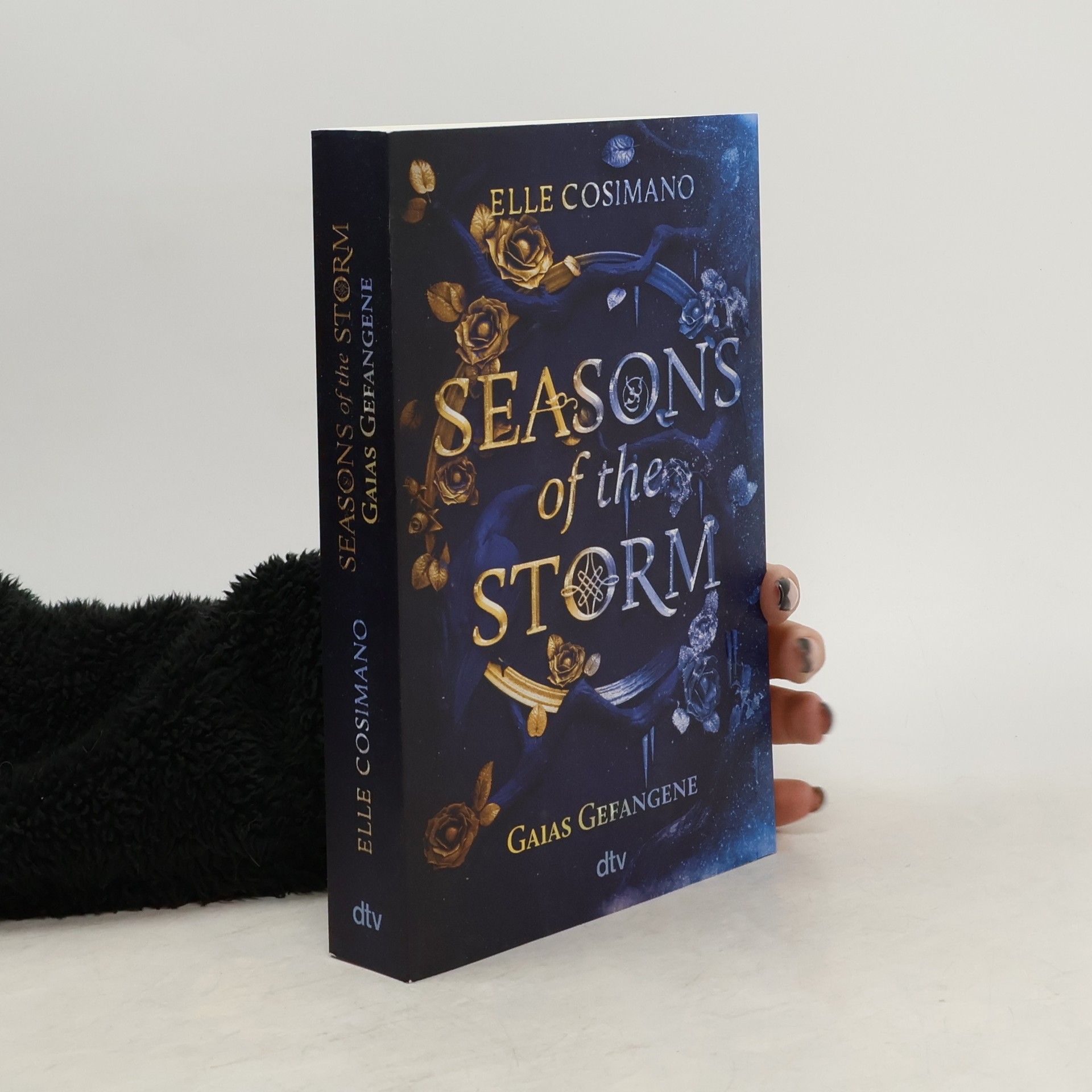 Seasons of the Storm. Gaias Gefangene
