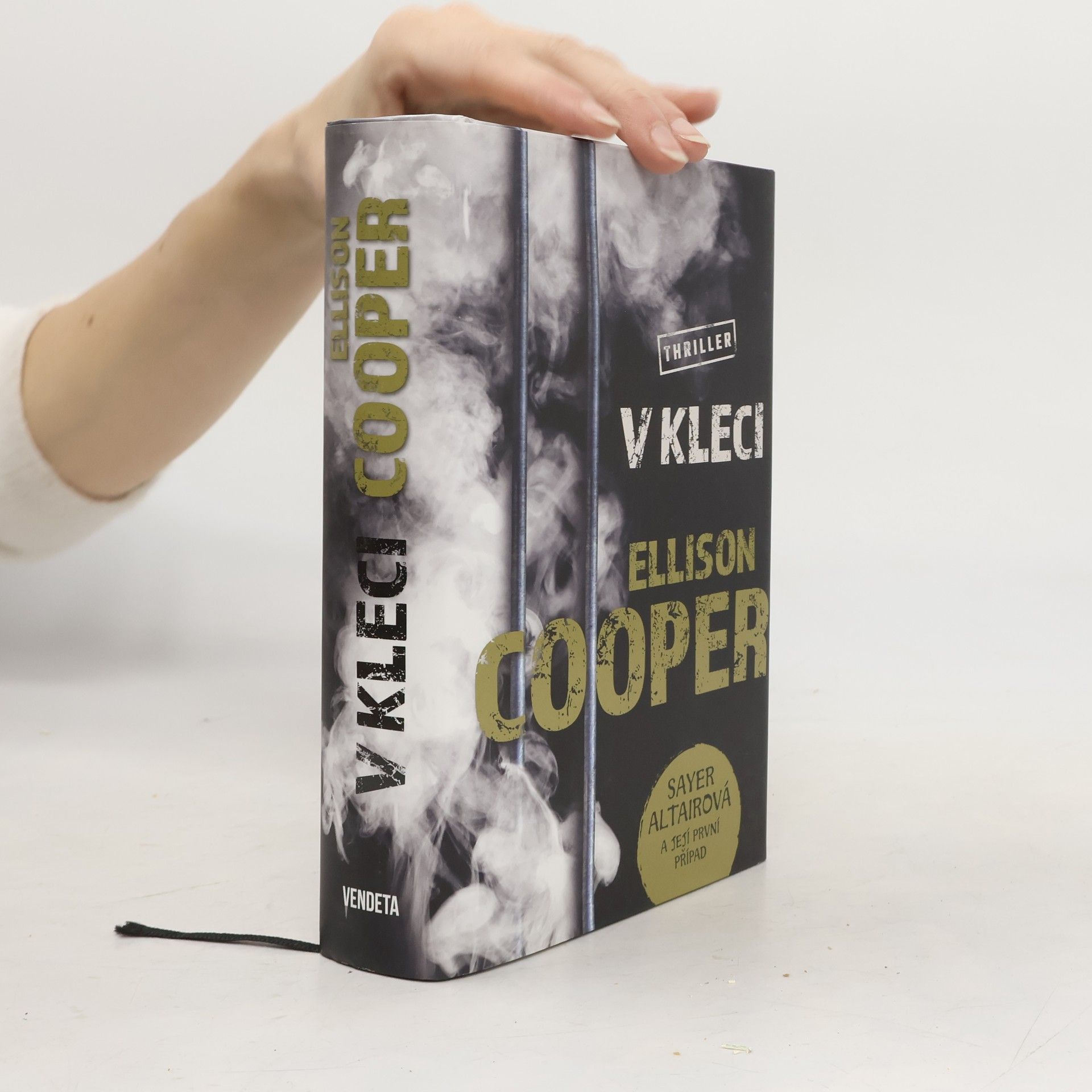 Ellison Cooper V kleci