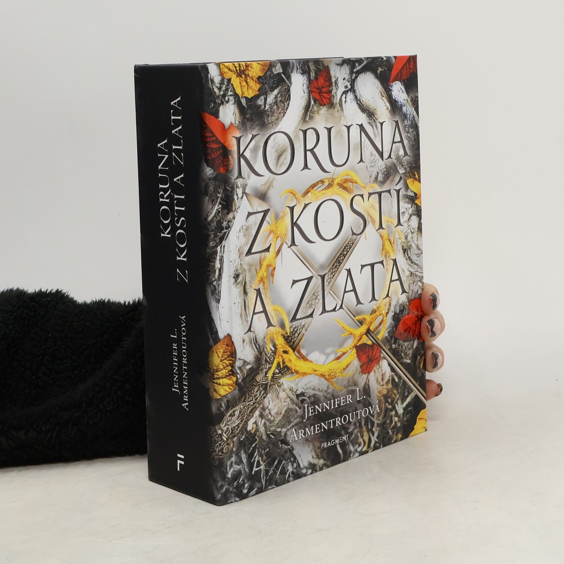 Jennifer L. Armentrout Koruna z kostí a zlata