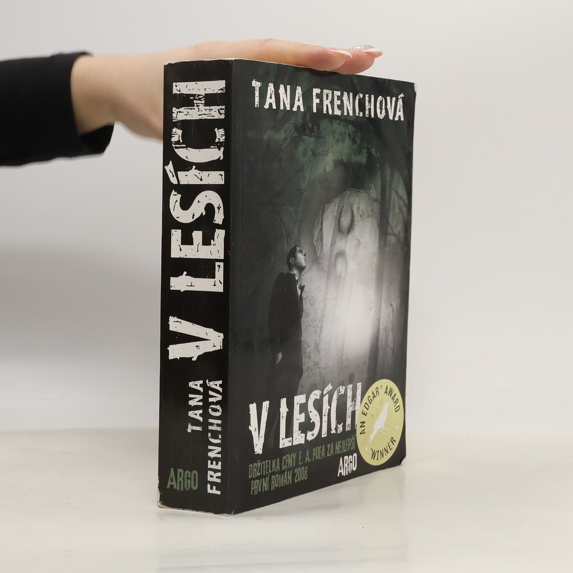 Tana French V lesích