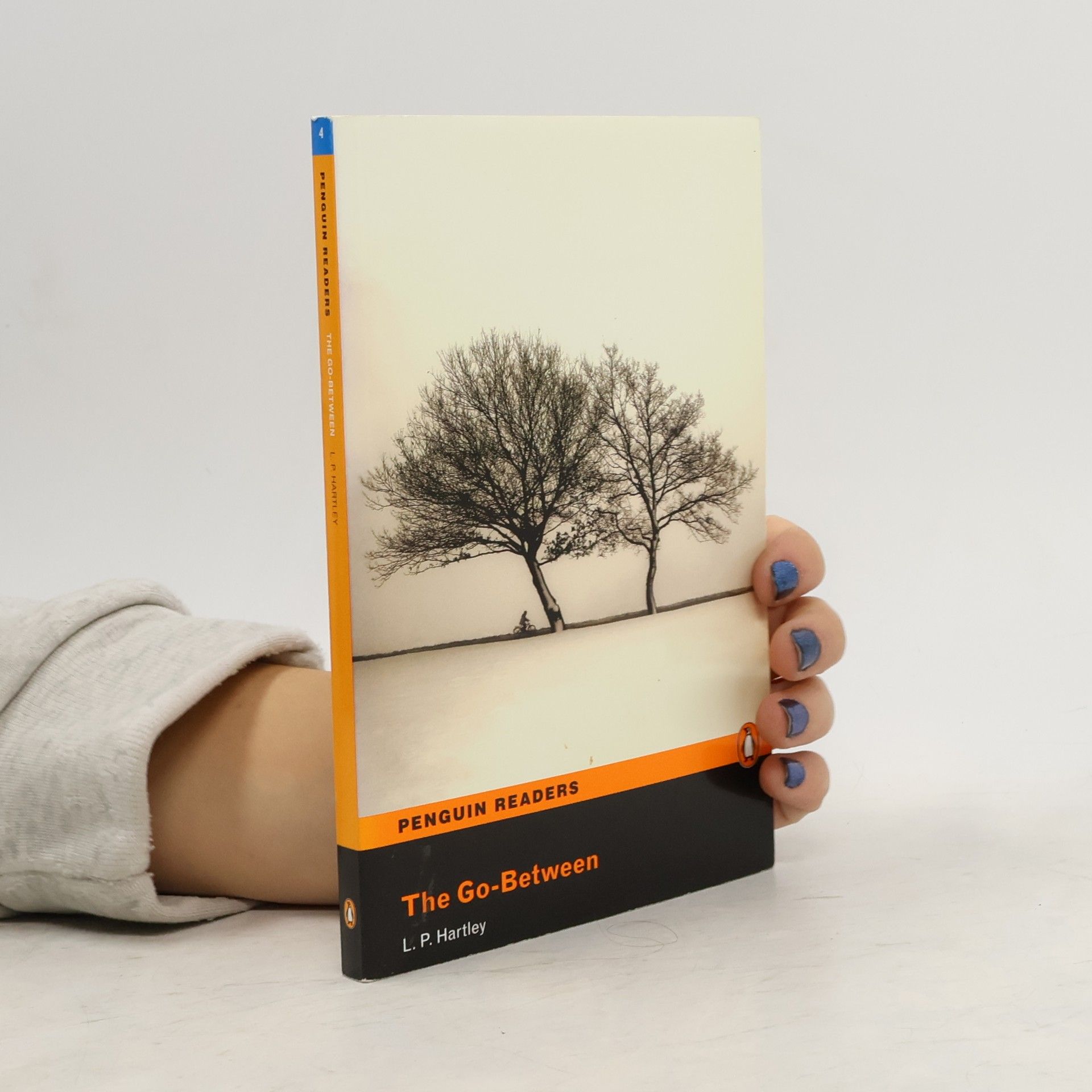 Roland John The go-between : level 4