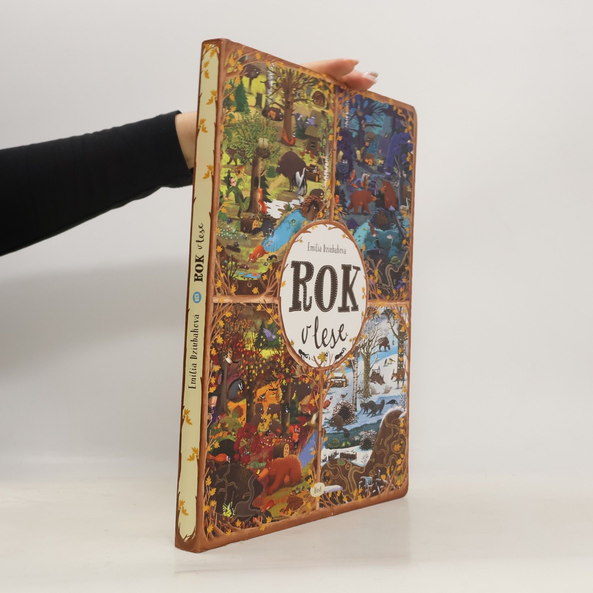 Emilia Dziubak Rok v lese