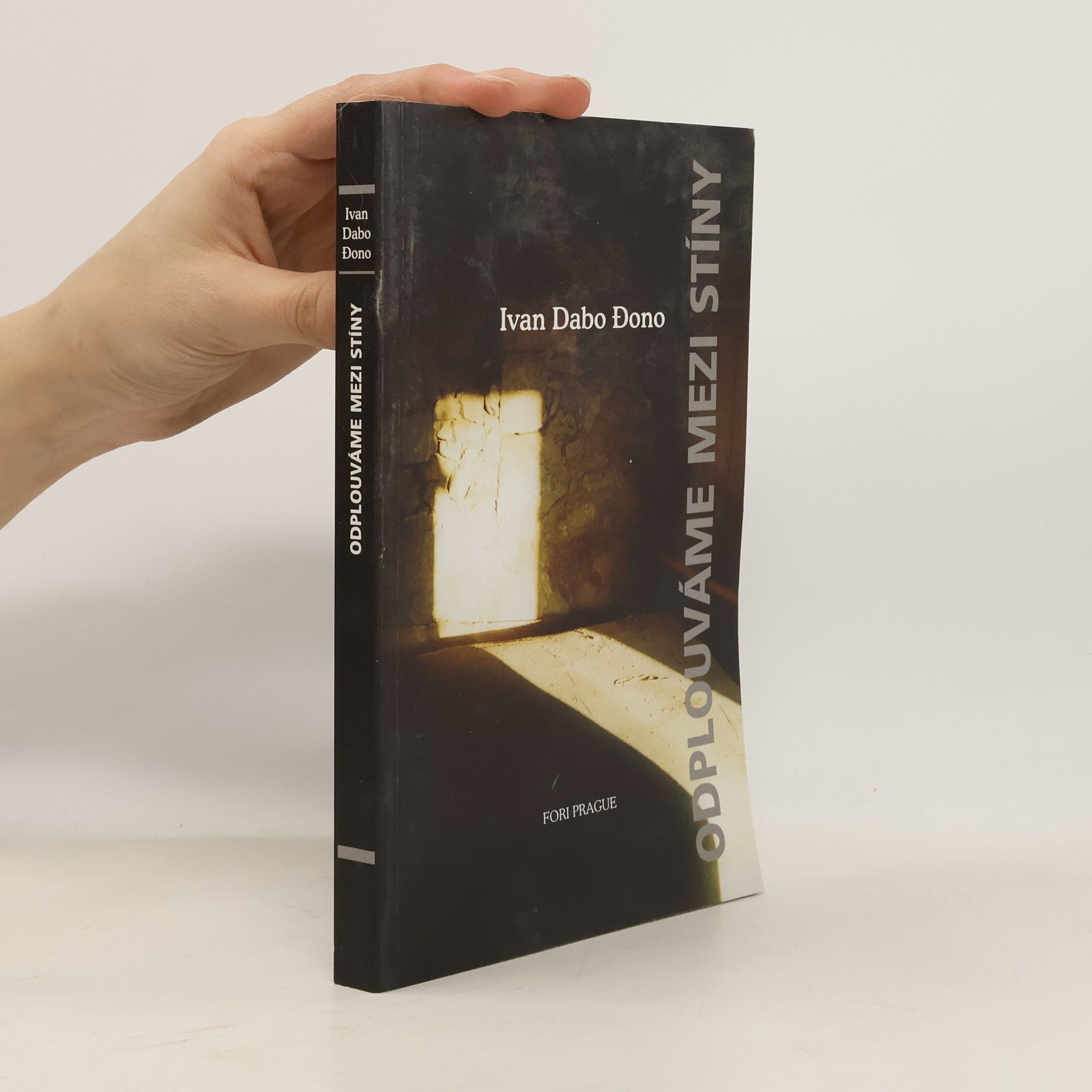 Odplouváme mezi stíny