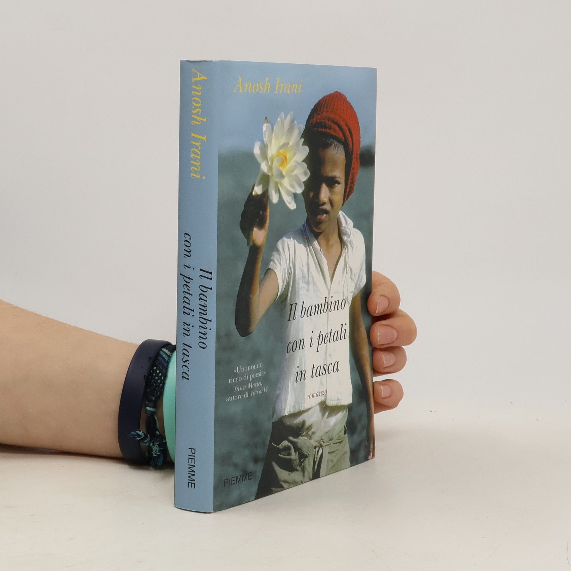 Il bambino con i petali in tasca