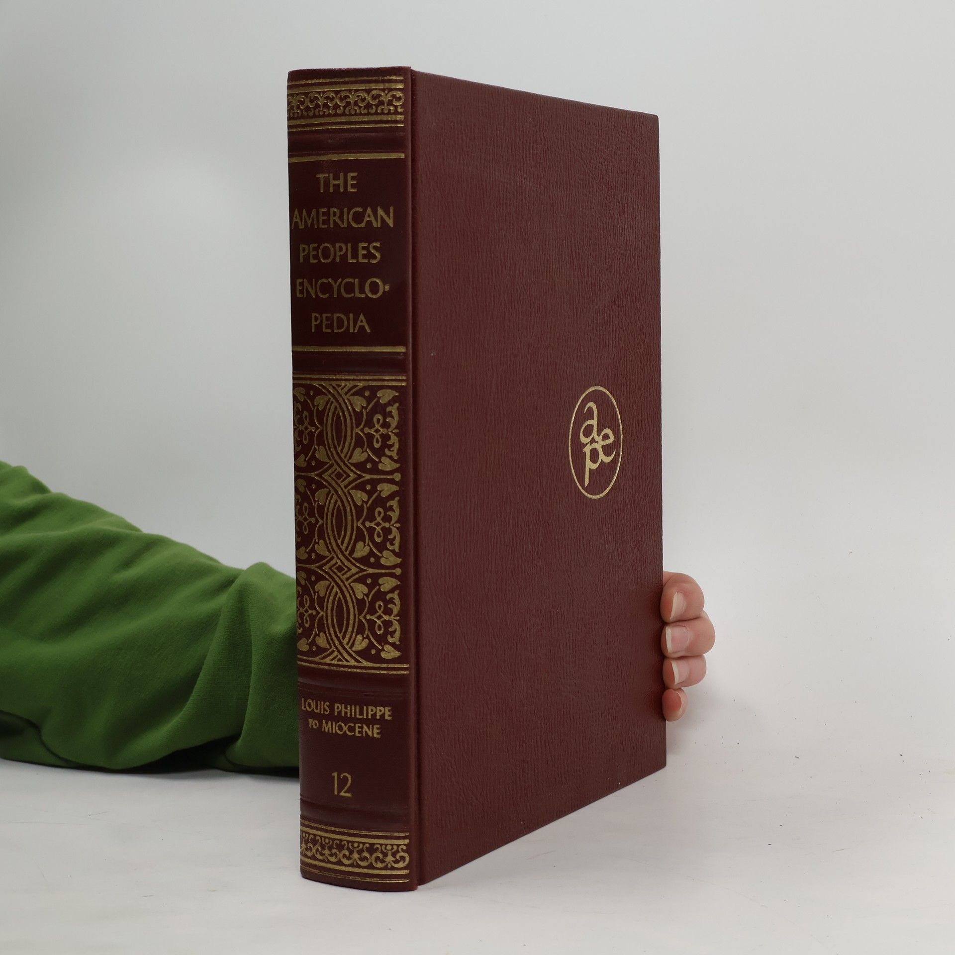 Kolektiv autorů The American Peoples Encyclopedia 12